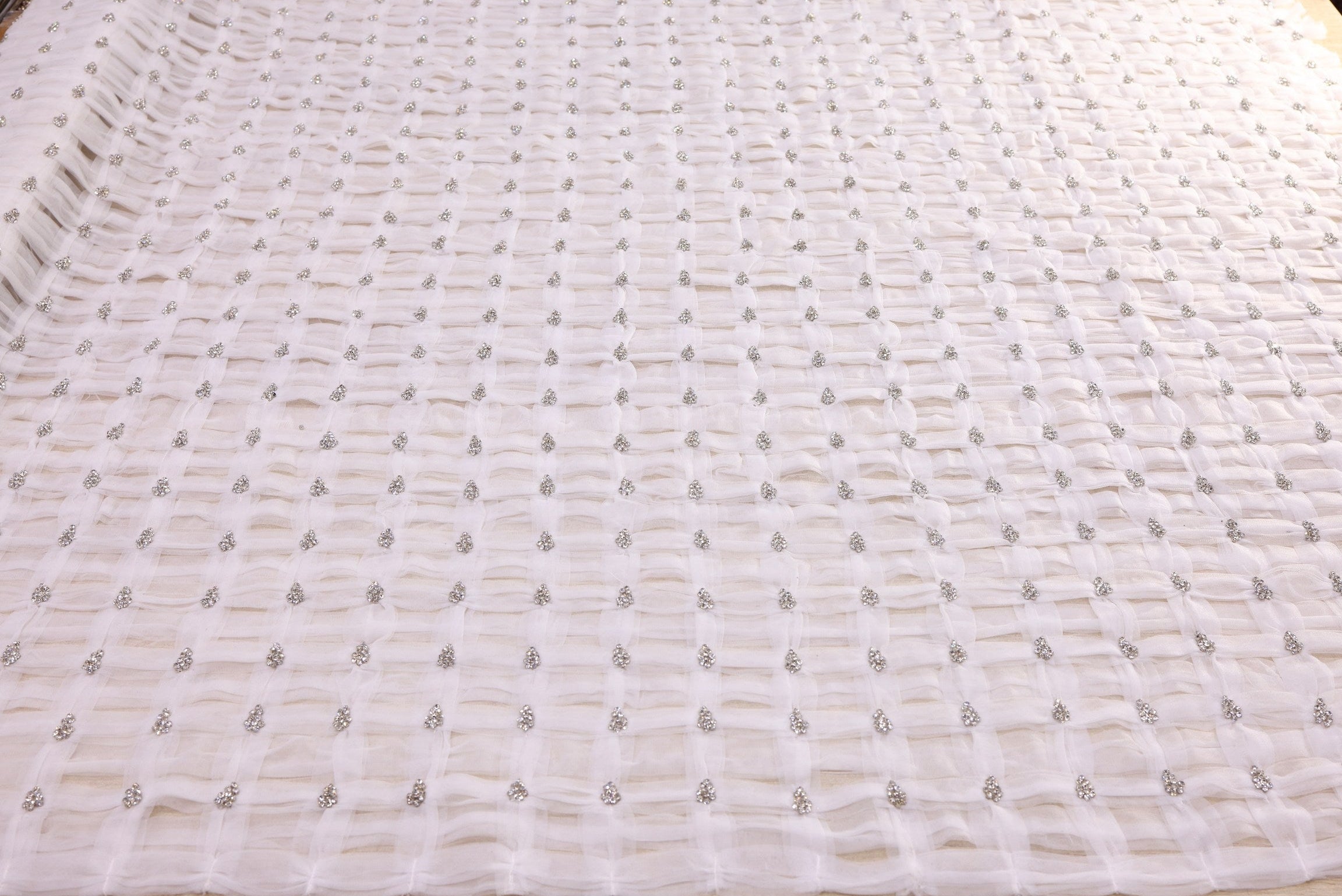 Broderie de lux tip dantela cu strasuri/pietre pretioase B89 - Alb.