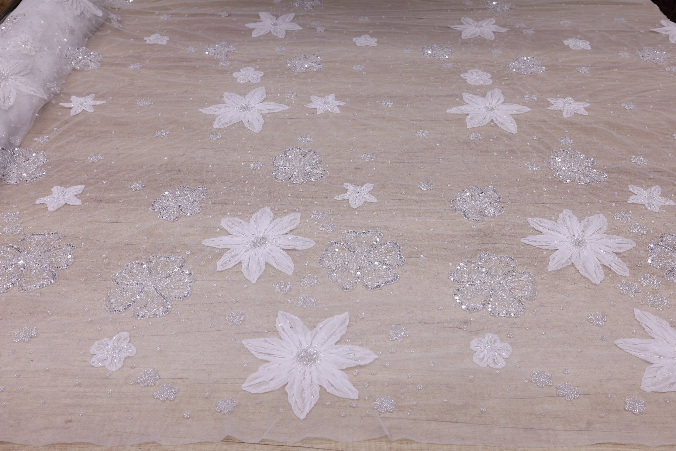 Broderie de lux tip dantela cu strasuri/pietre pretioase B90 - Alb.