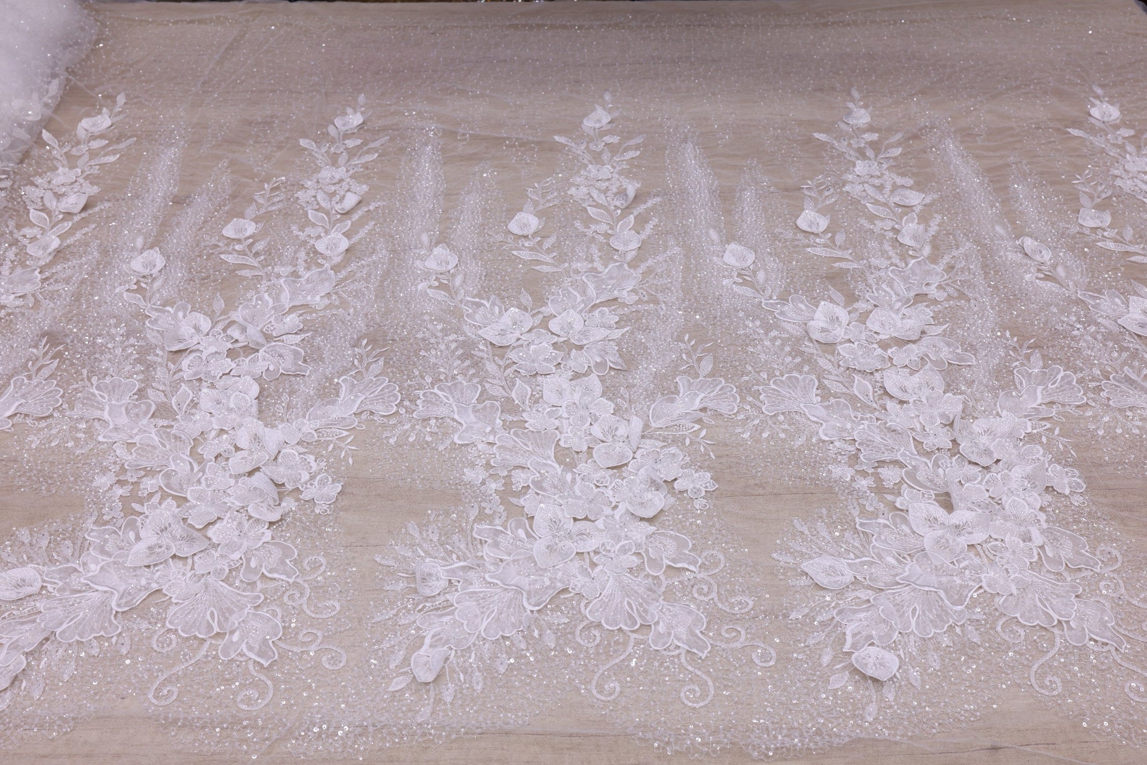 Broderie de lux tip dantela cu strasuri/pietre pretioase B91 - Alb.