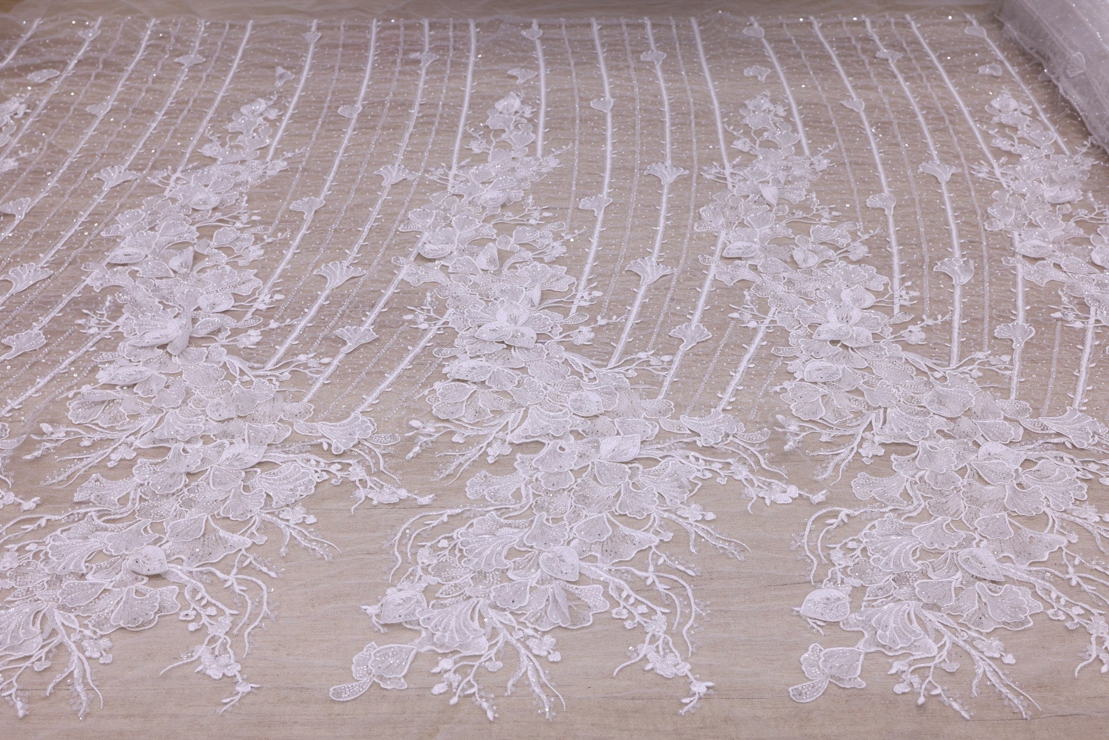 Broderie de lux tip dantela cu strasuri/pietre pretioase B92 - Alb.