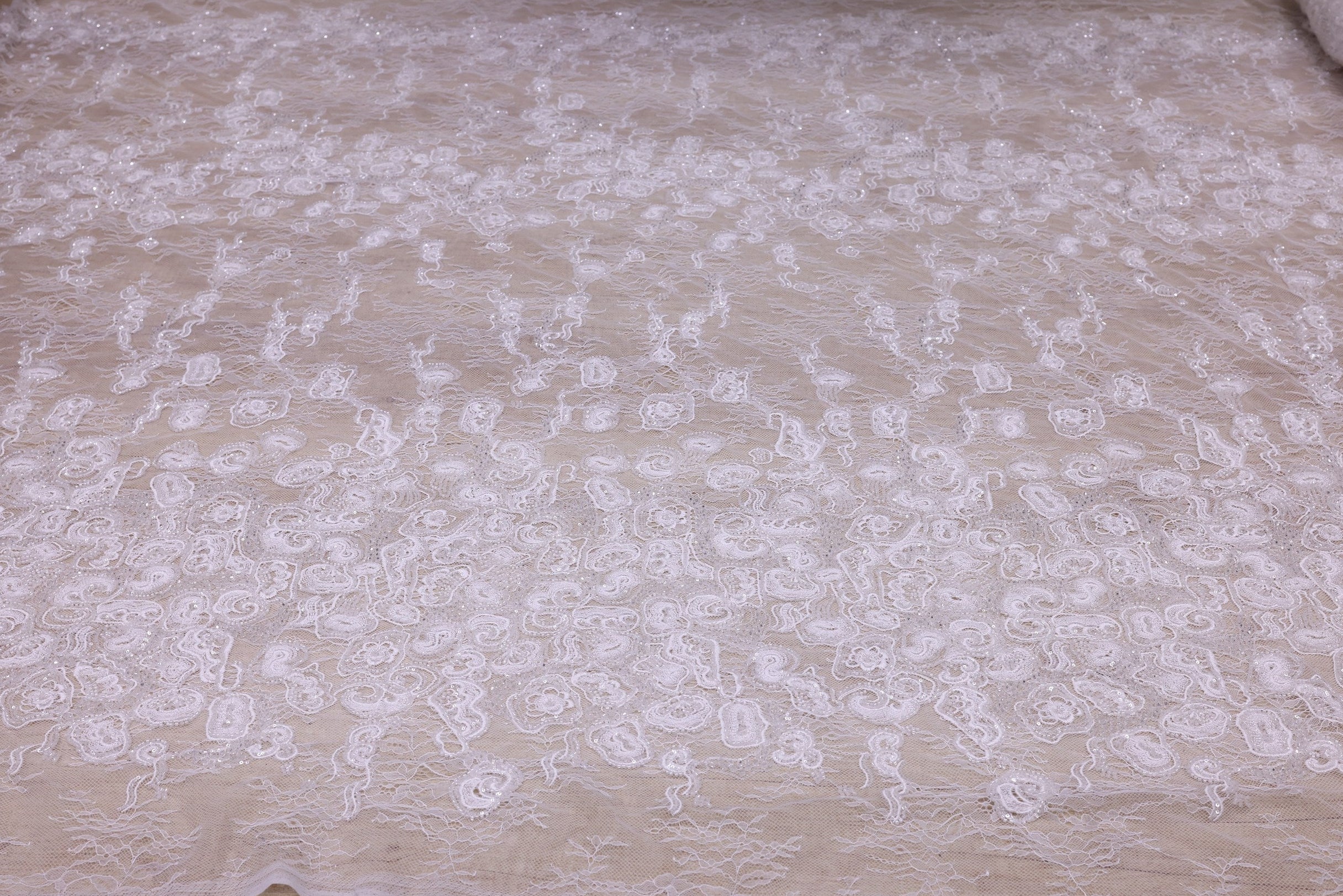 Broderie de lux tip dantela cu strasuri/pietre pretioase B93 - Alb.