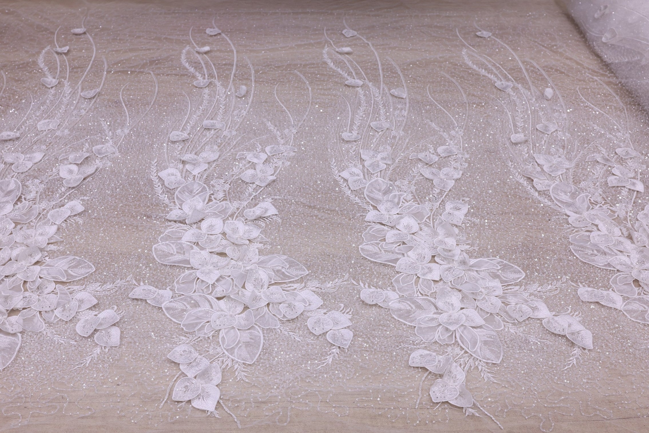 Broderie de lux tip dantela cu strasuri/pietre pretioase B94 - Alb.