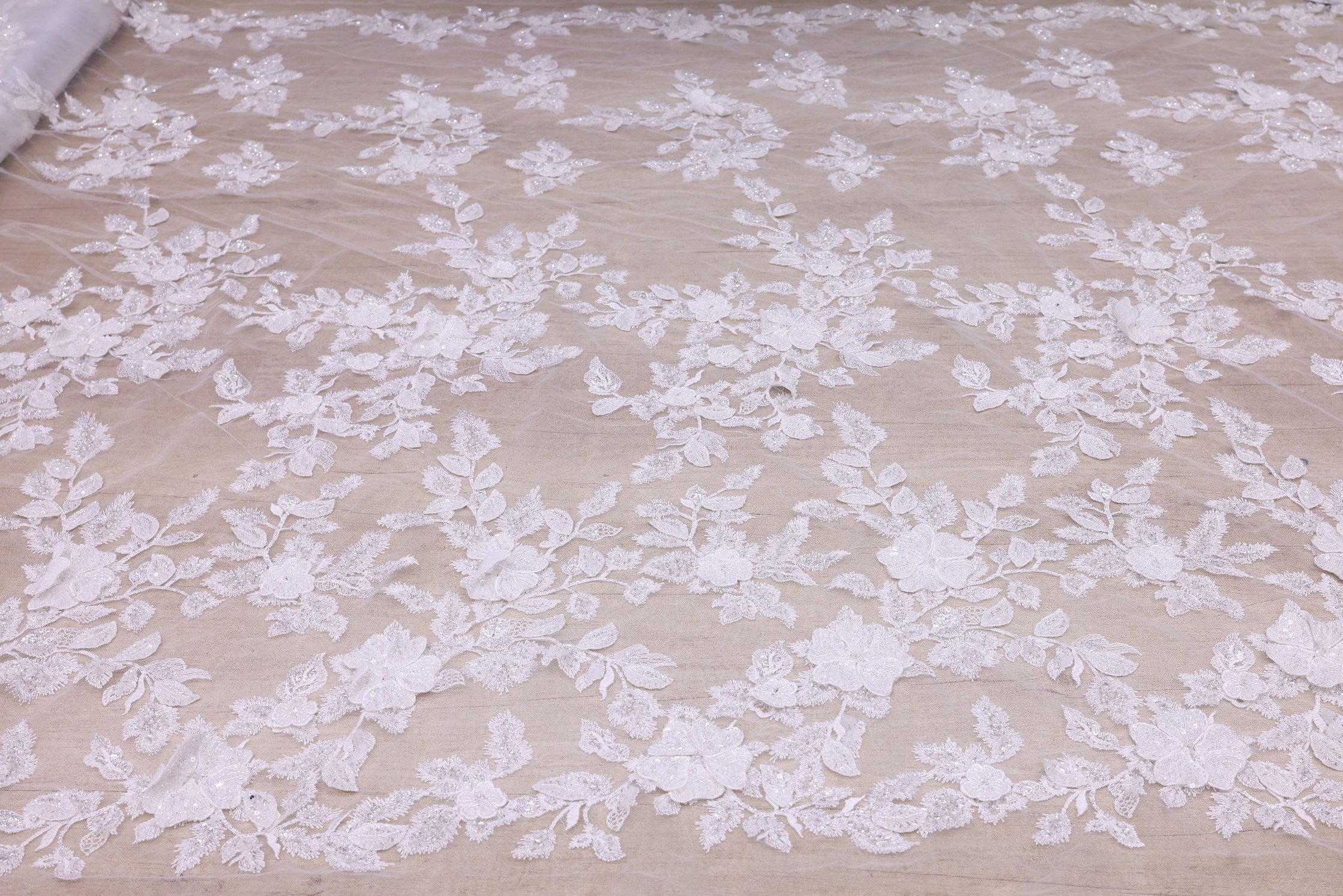 Broderie de lux tip dantela cu strasuri/pietre pretioase B97 - Alb.