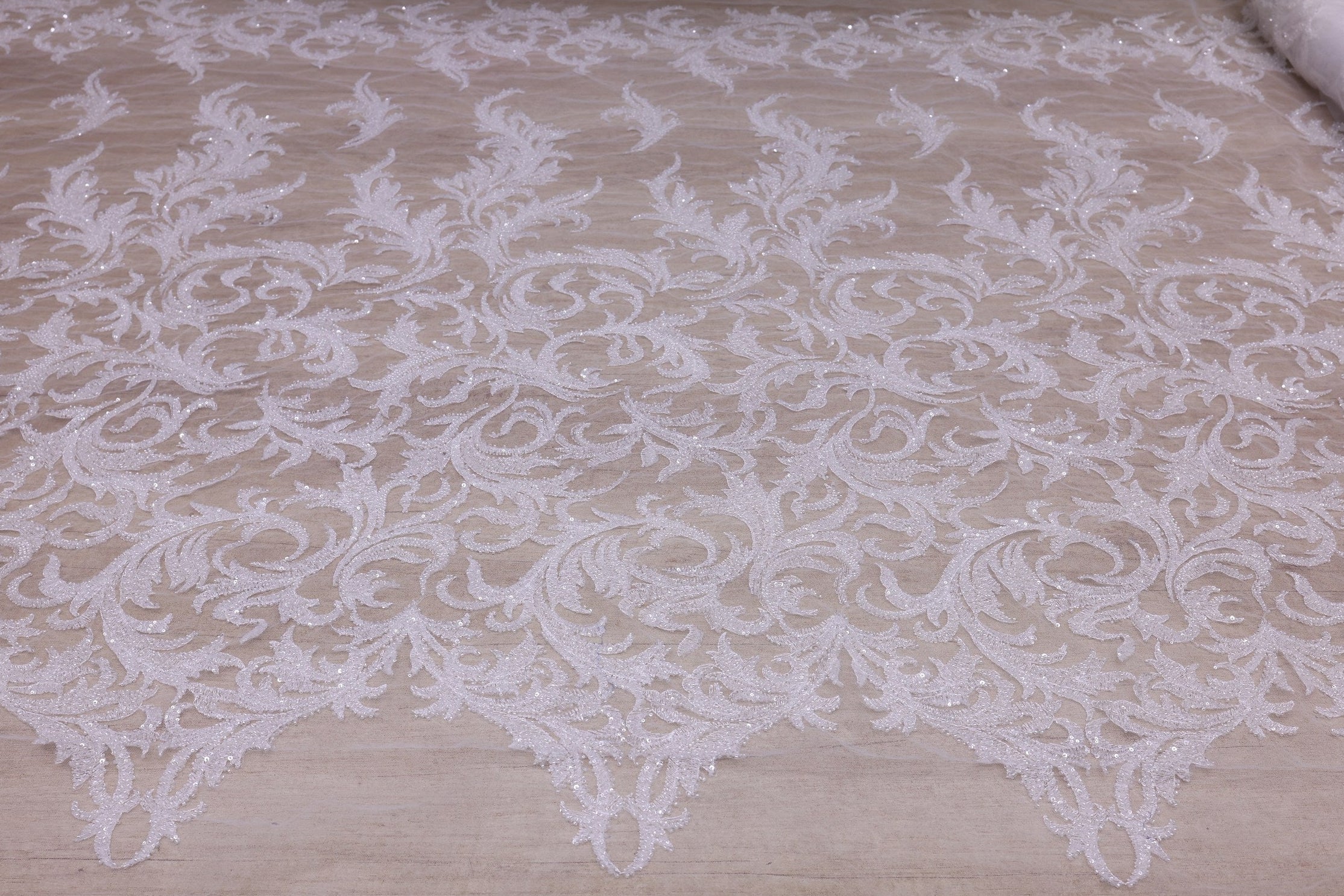 Broderie de lux tip dantela cu strasuri/pietre pretioase C2 - Alb.