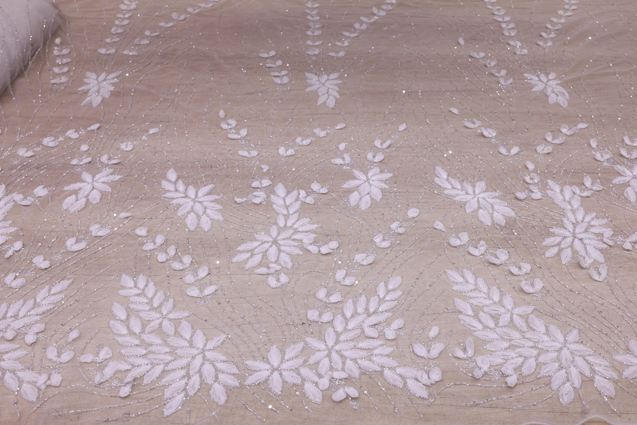 Broderie de lux tip dantela cu strasuri/pietre pretioase C49 - Alb.