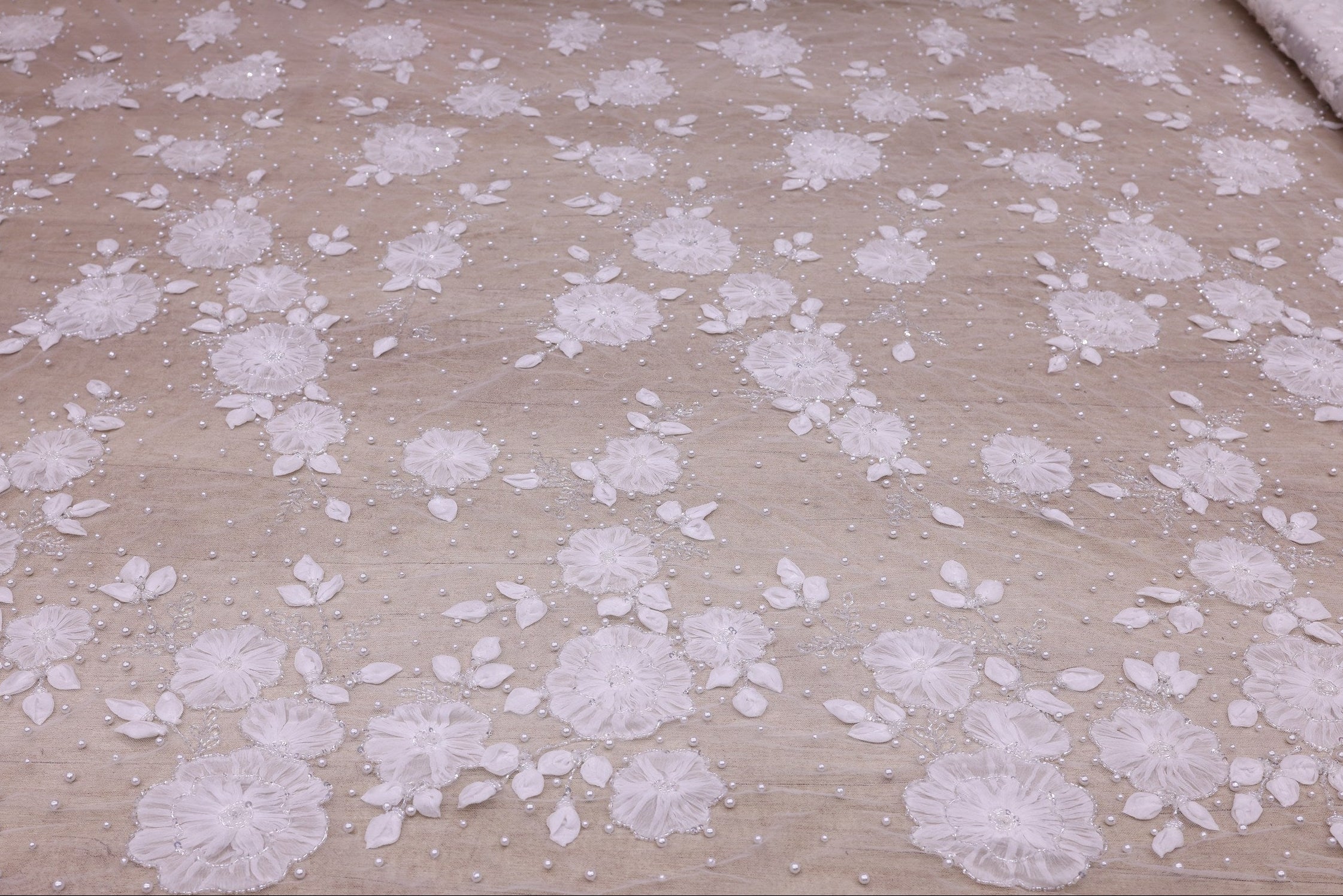 Broderie de lux tip dantela cu strasuri/pietre pretioase C52 - Alb.