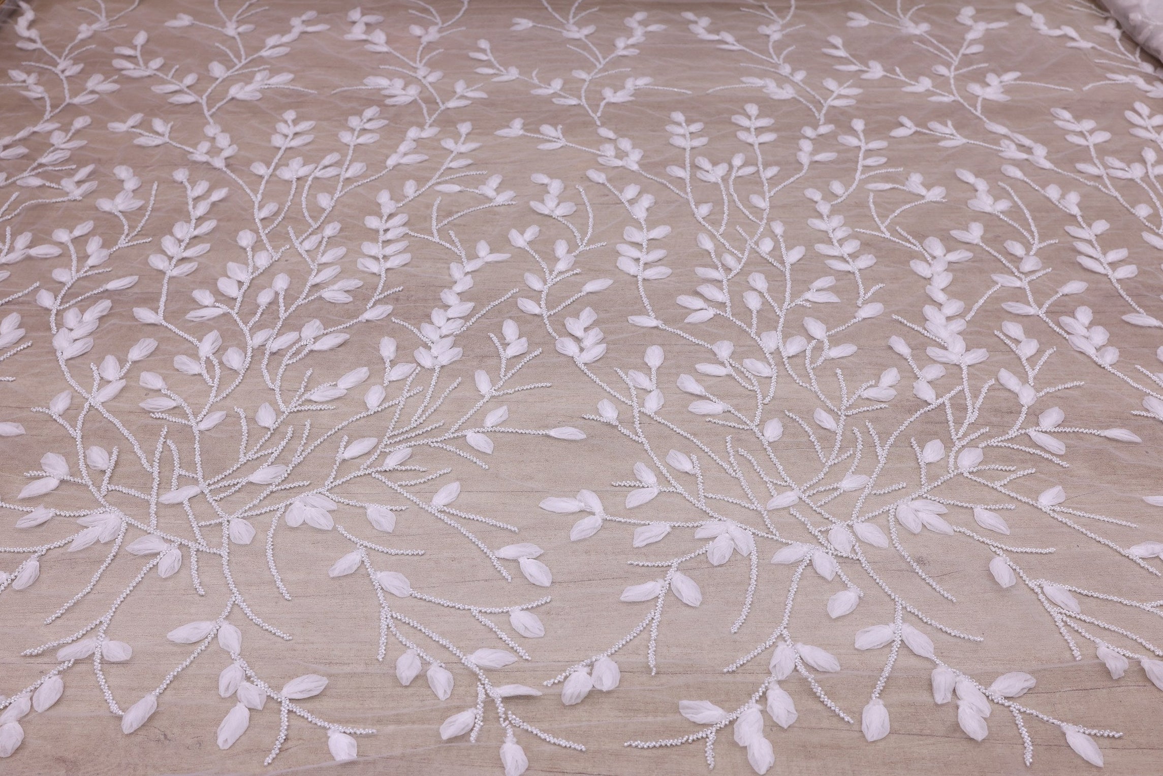 Broderie de lux tip dantela cu strasuri/pietre pretioase C53 - Alb.