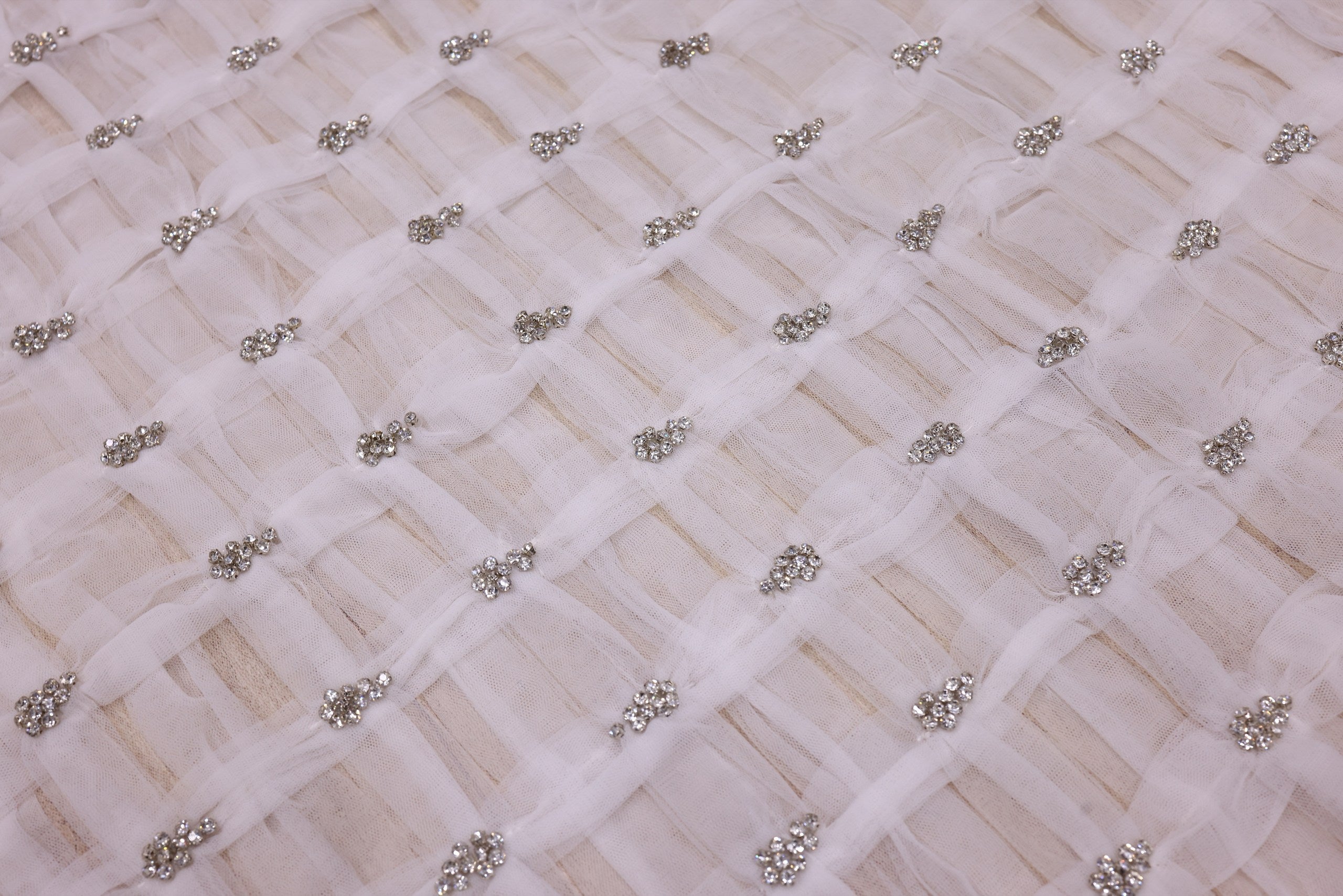 Broderie de lux tip dantela cu pietre pretioase  B89 - Alb.