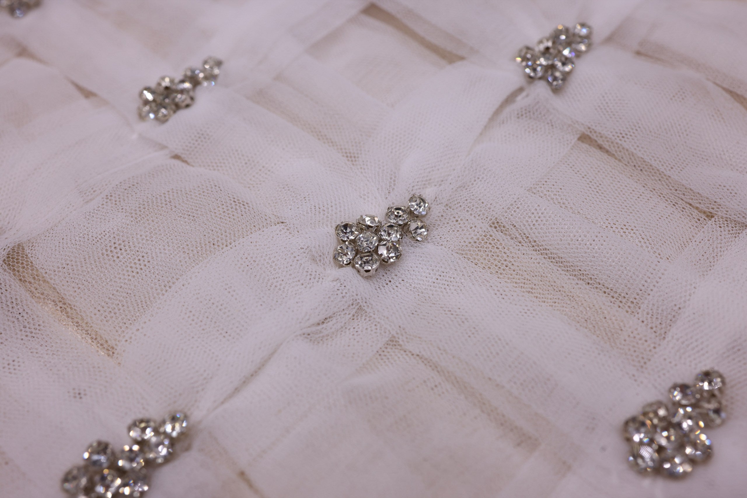 Broderie de lux tip dantela cu pietre pretioase  B89 - Alb.