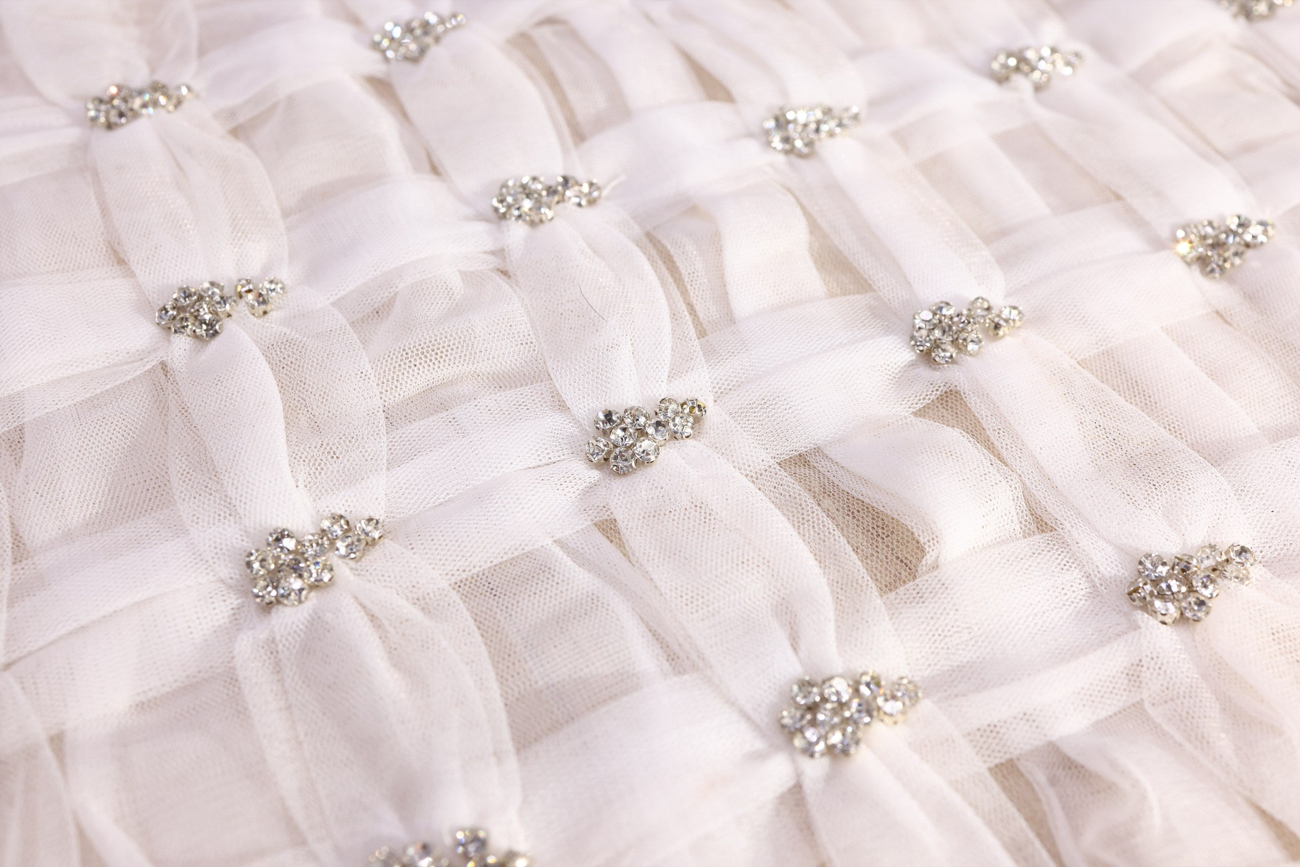Broderie de lux tip dantela cu pietre pretioase  B89 - Alb.
