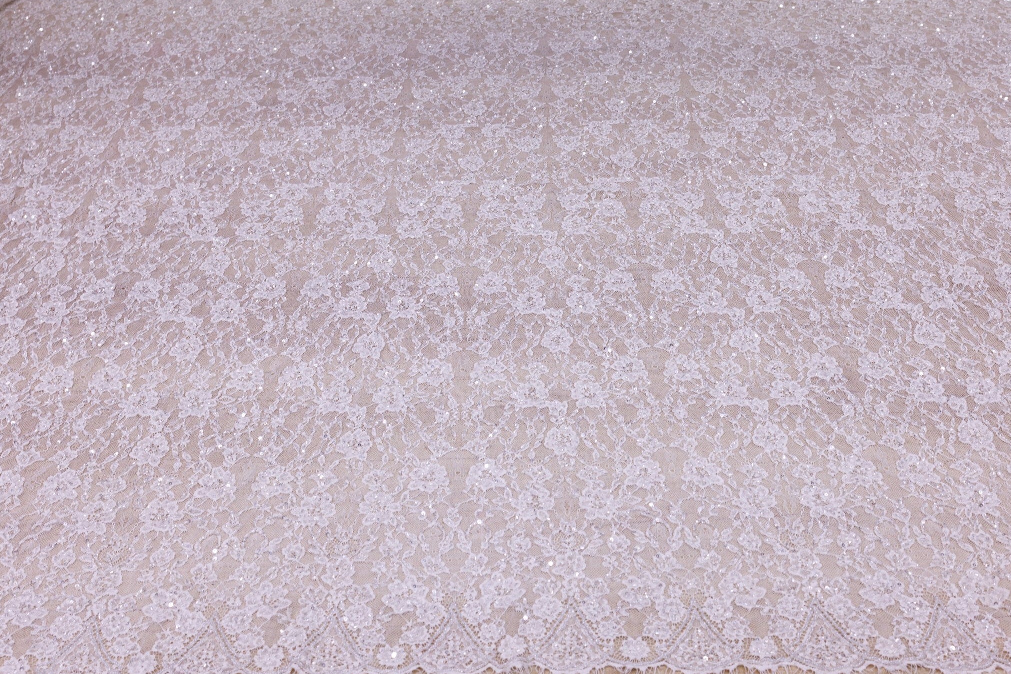 Dantelă Chantilly accesorizată manual în India D16 - Alb