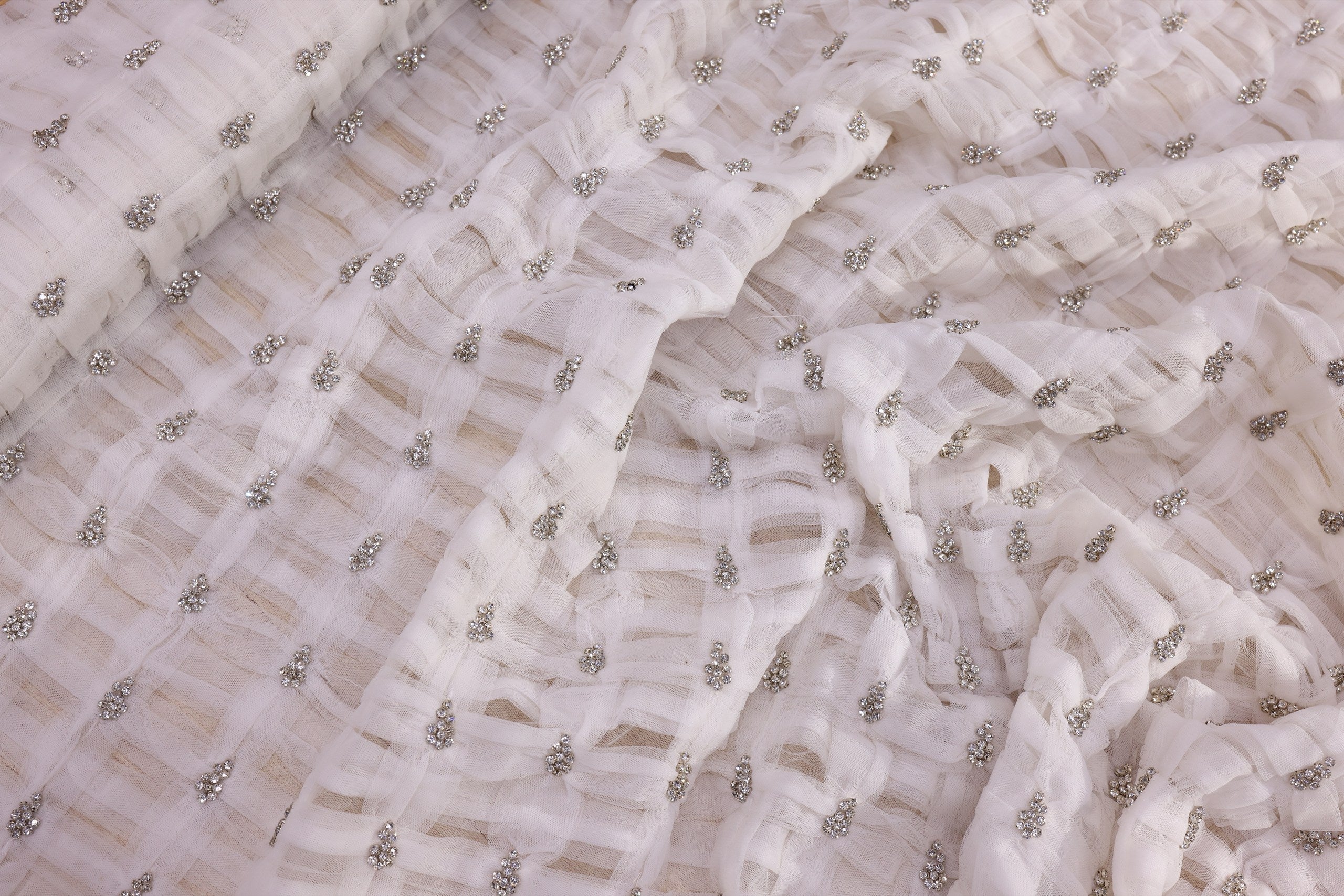 Broderie de lux tip dantela cu pietre pretioase  B89 - Alb.
