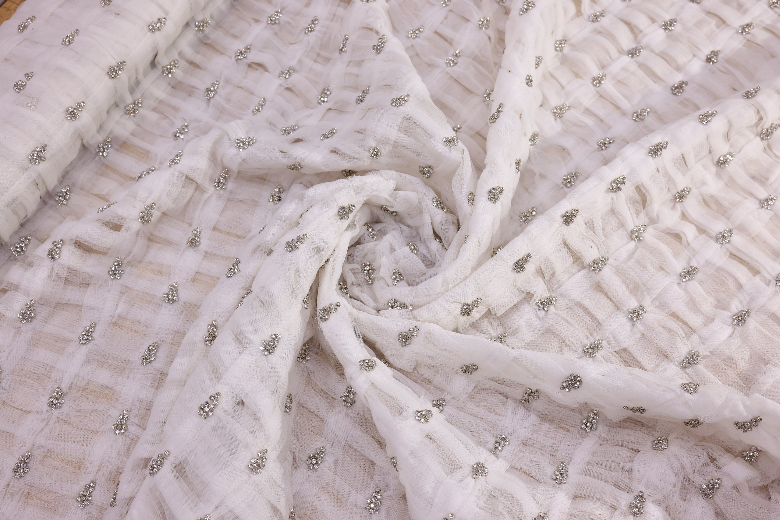 Broderie de lux tip dantela cu pietre pretioase  B89 - Alb.