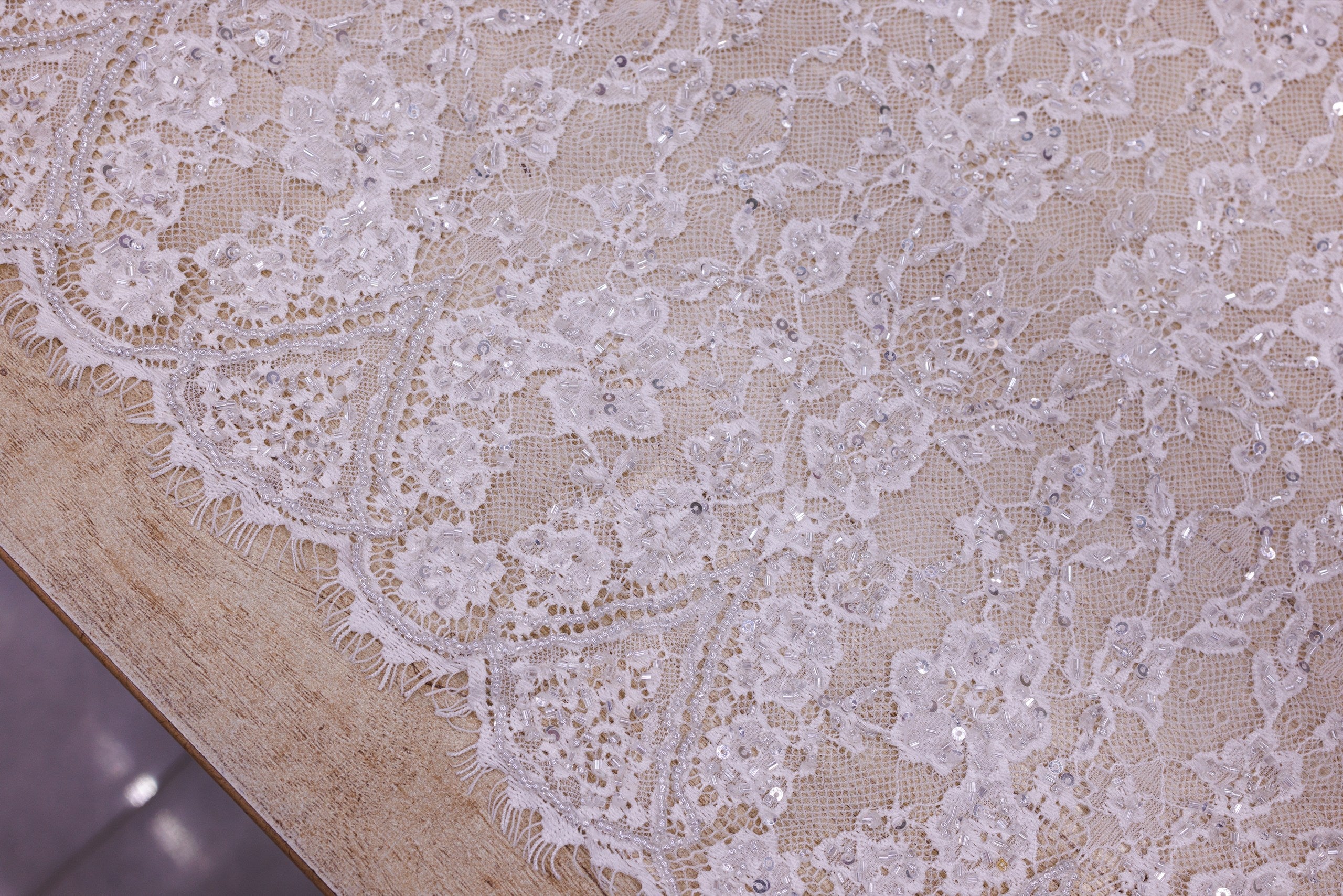 Dantelă Chantilly accesorizată manual în India D16 - Alb