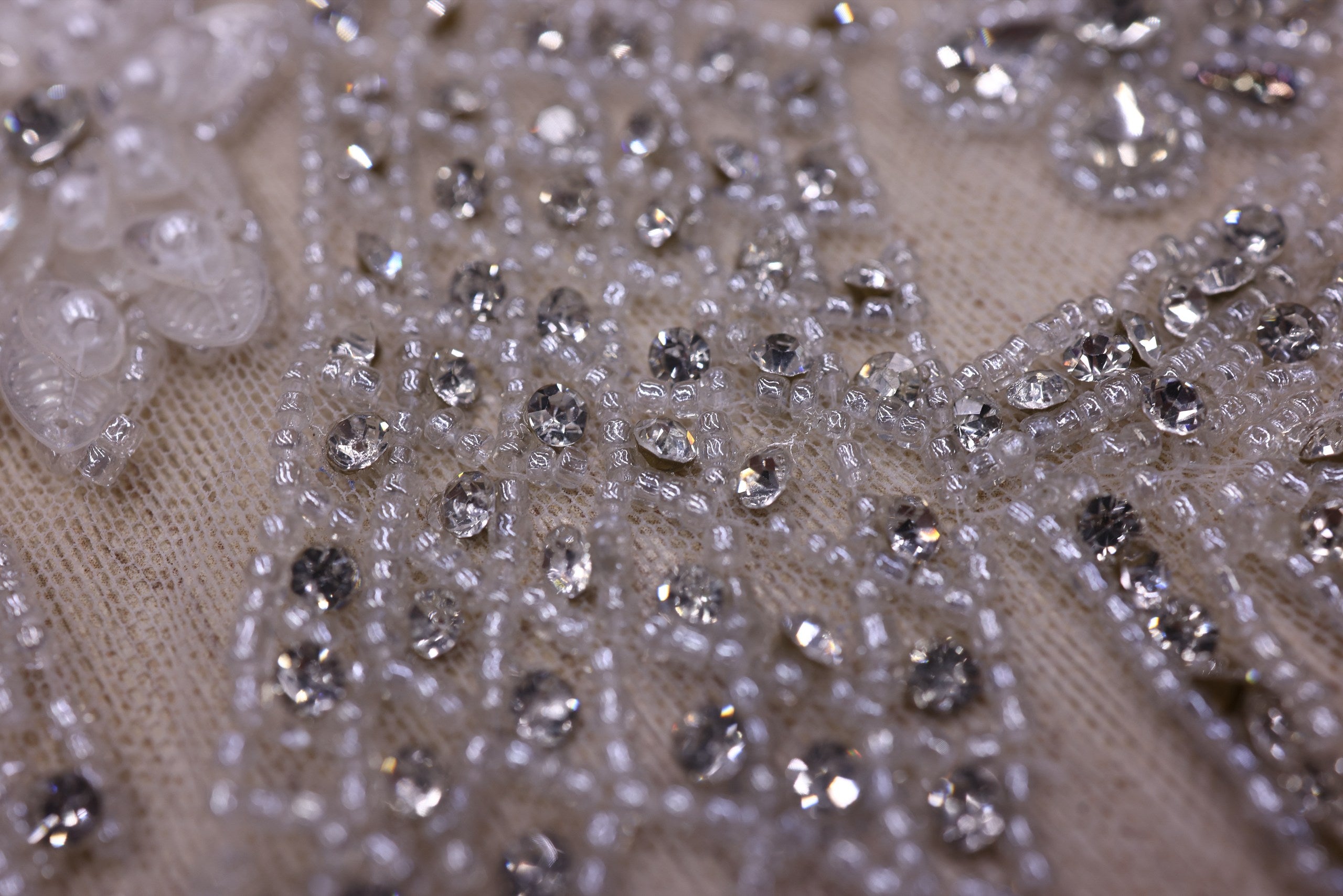 Broderie de lux tip dantela cu pietre pretioase, perle si margele  C7 - Argintiu