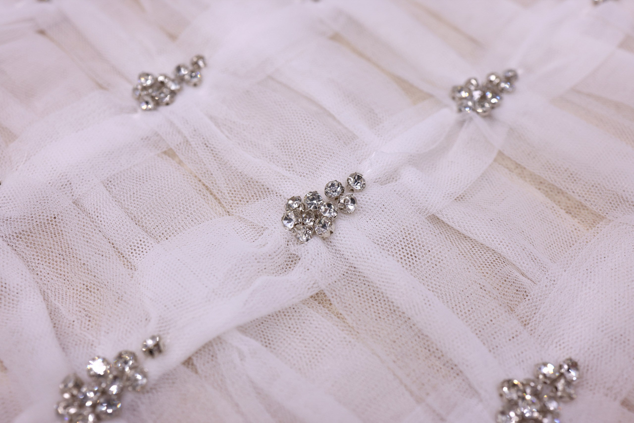 Broderie de lux tip dantela cu pietre pretioase  B89 - Alb.