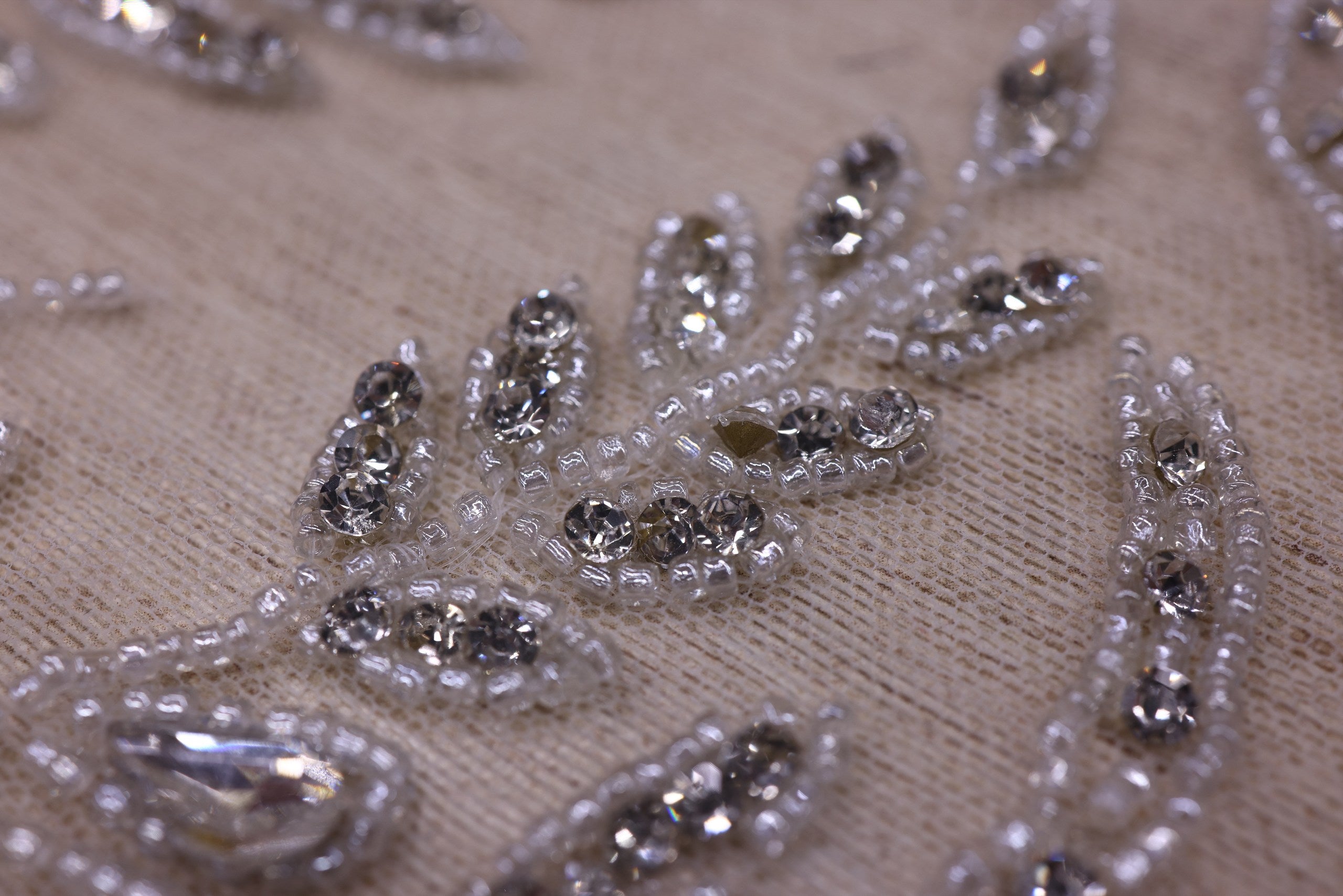 Broderie de lux tip dantela cu pietre pretioase, perle si margele  C7 - Argintiu