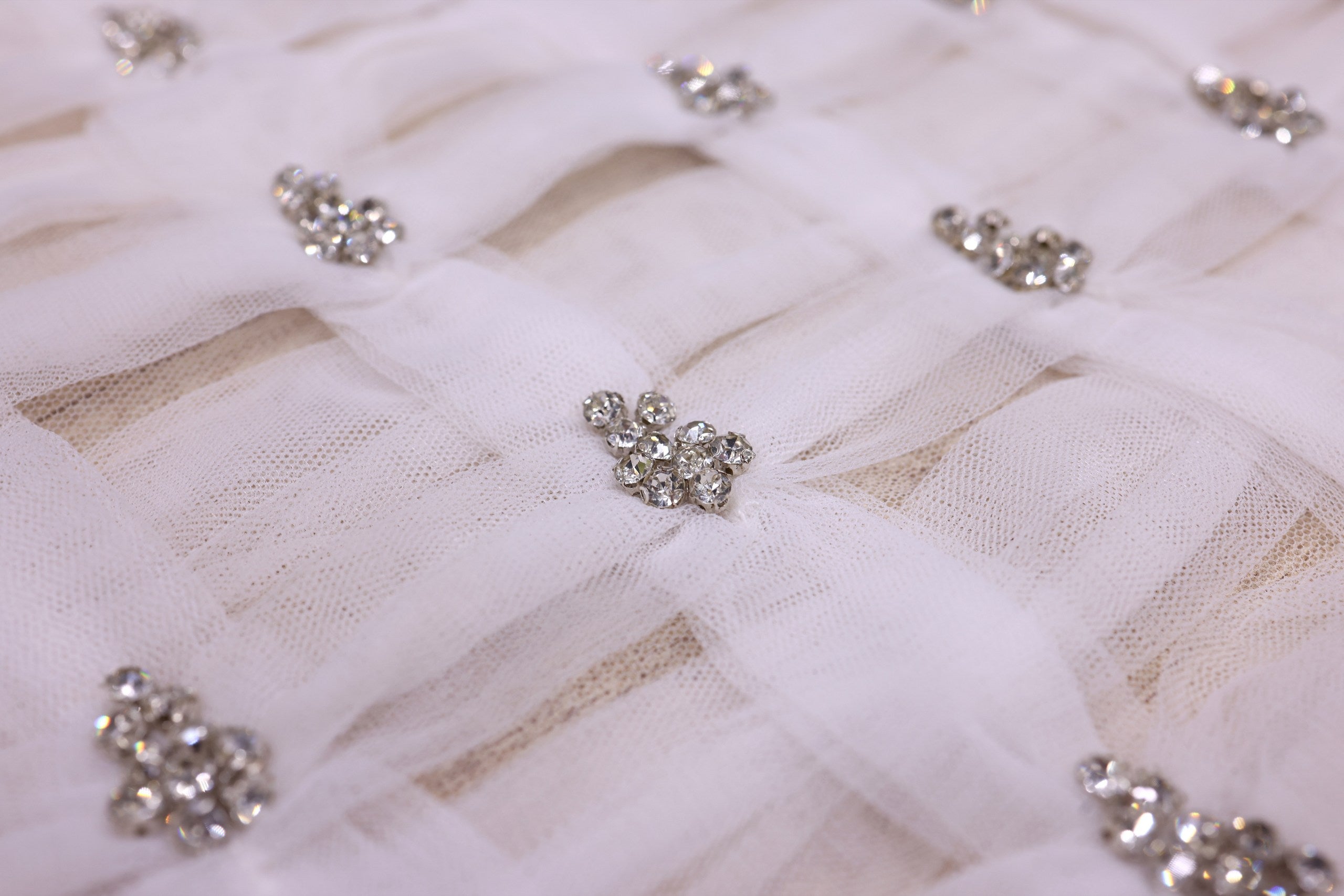 Broderie de lux tip dantela cu pietre pretioase  B89 - Alb.