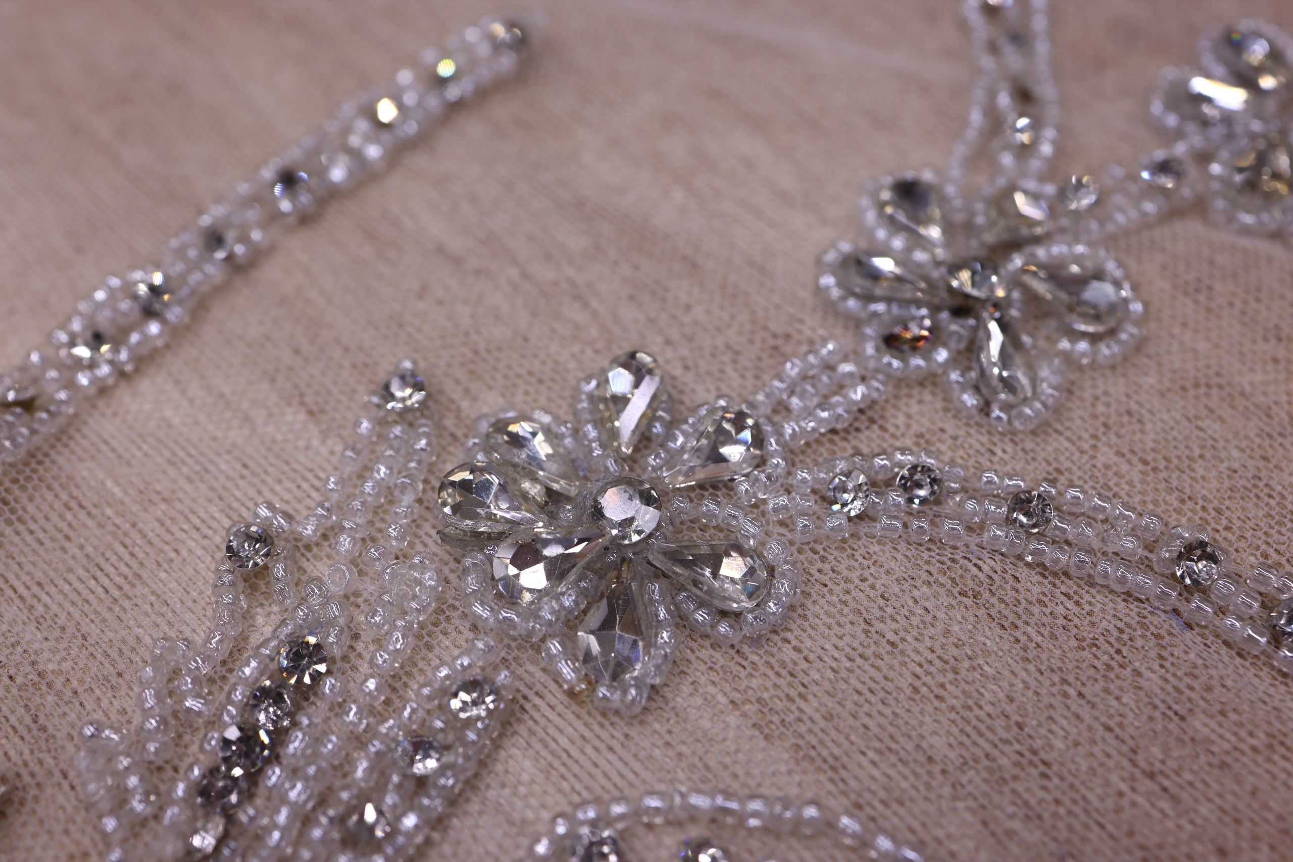 Broderie de lux tip dantela cu pietre pretioase, perle si margele  C7 - Argintiu