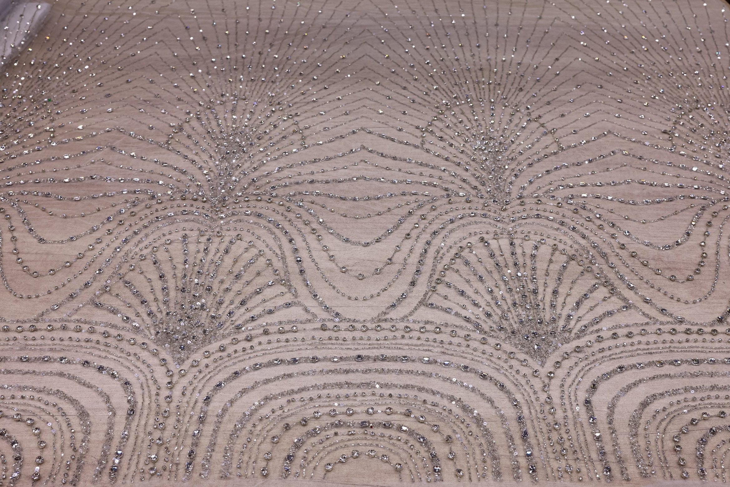 Broderie de lux tip dantela lucrata manual cu crystale C59 - Alb Ivory