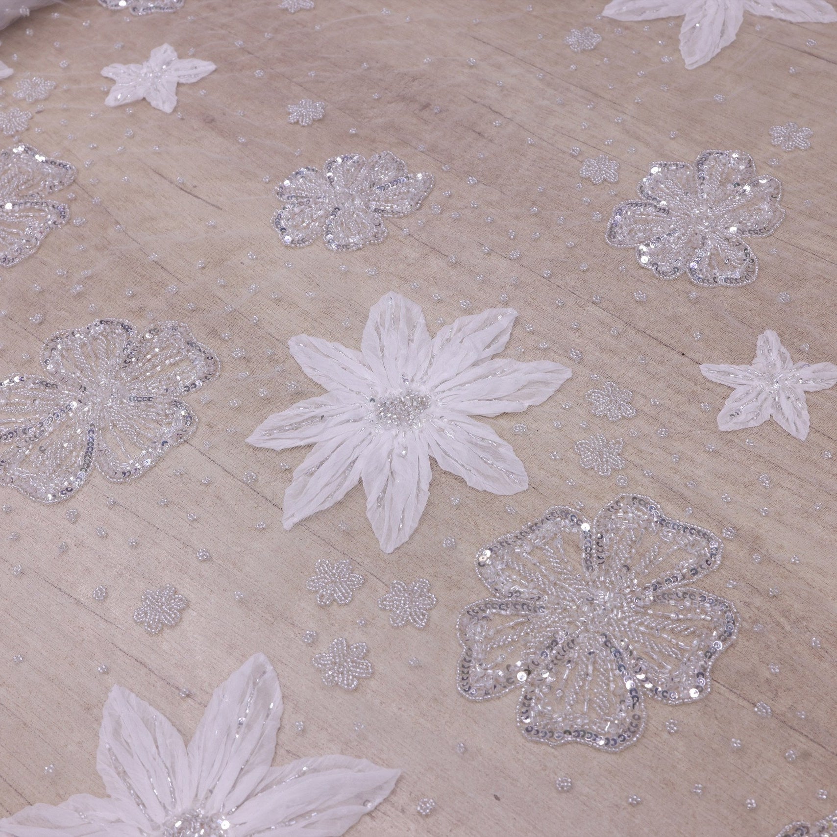 Broderie de lux tip dantela cu strasuri/pietre pretioase  B90 - Alb.