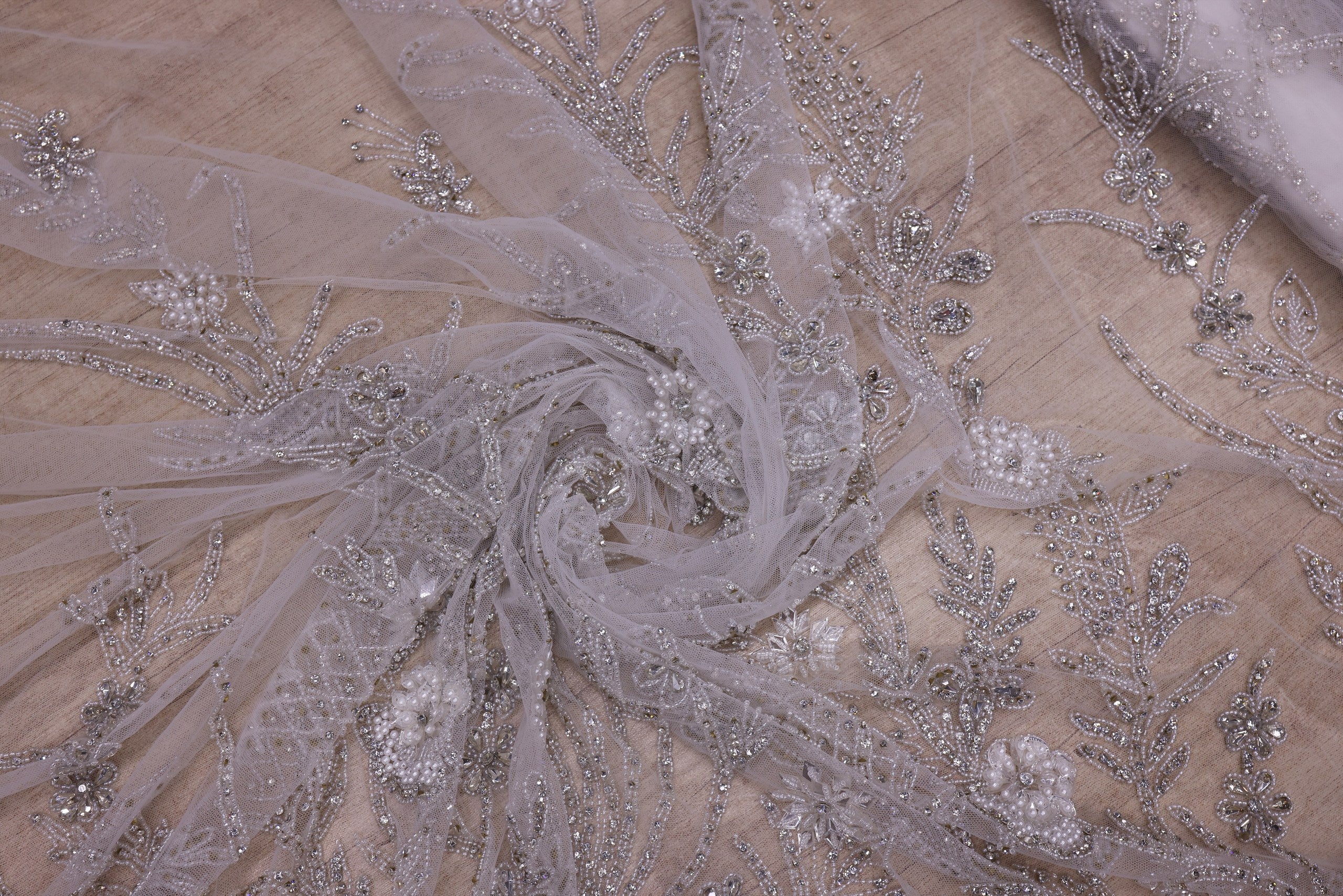 Broderie de lux tip dantela cu pietre pretioase, perle si margele  C7 - Argintiu