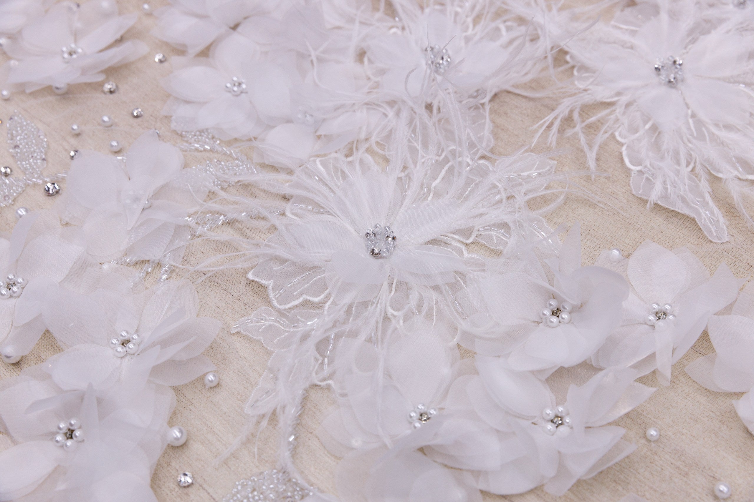 Broderie de lux tip dantela lucrata manual cu flori 3D D51 - Alb