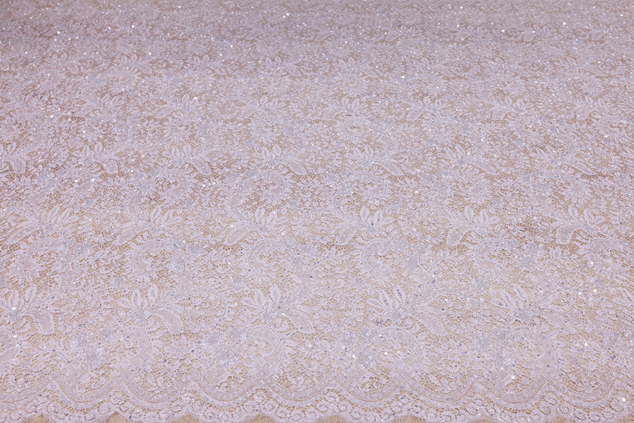 Dantelă Chantilly accesorizată manual în India D18 - Alb