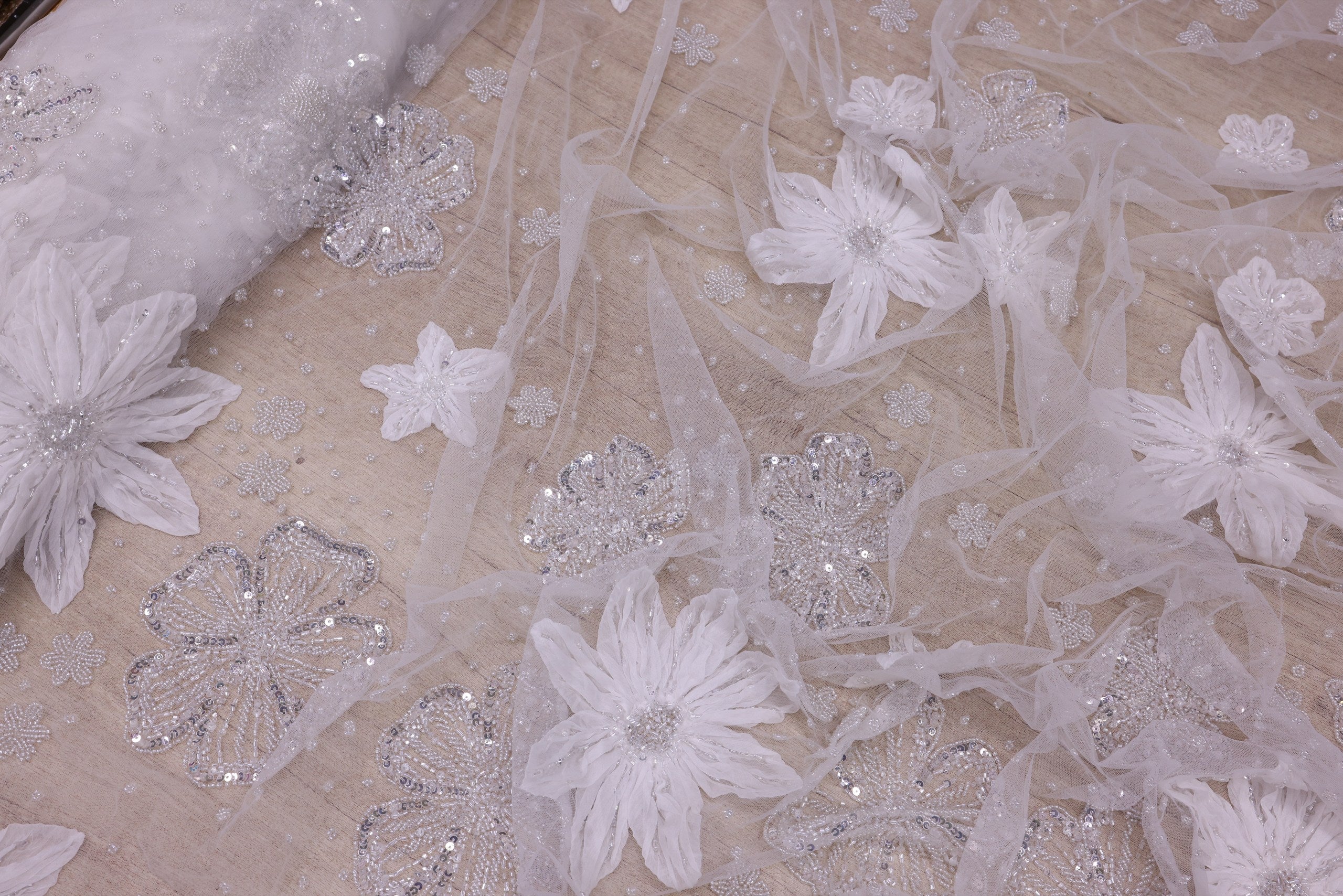 Broderie de lux tip dantela cu flori 3D, margele si paiete  B90 - Alb.