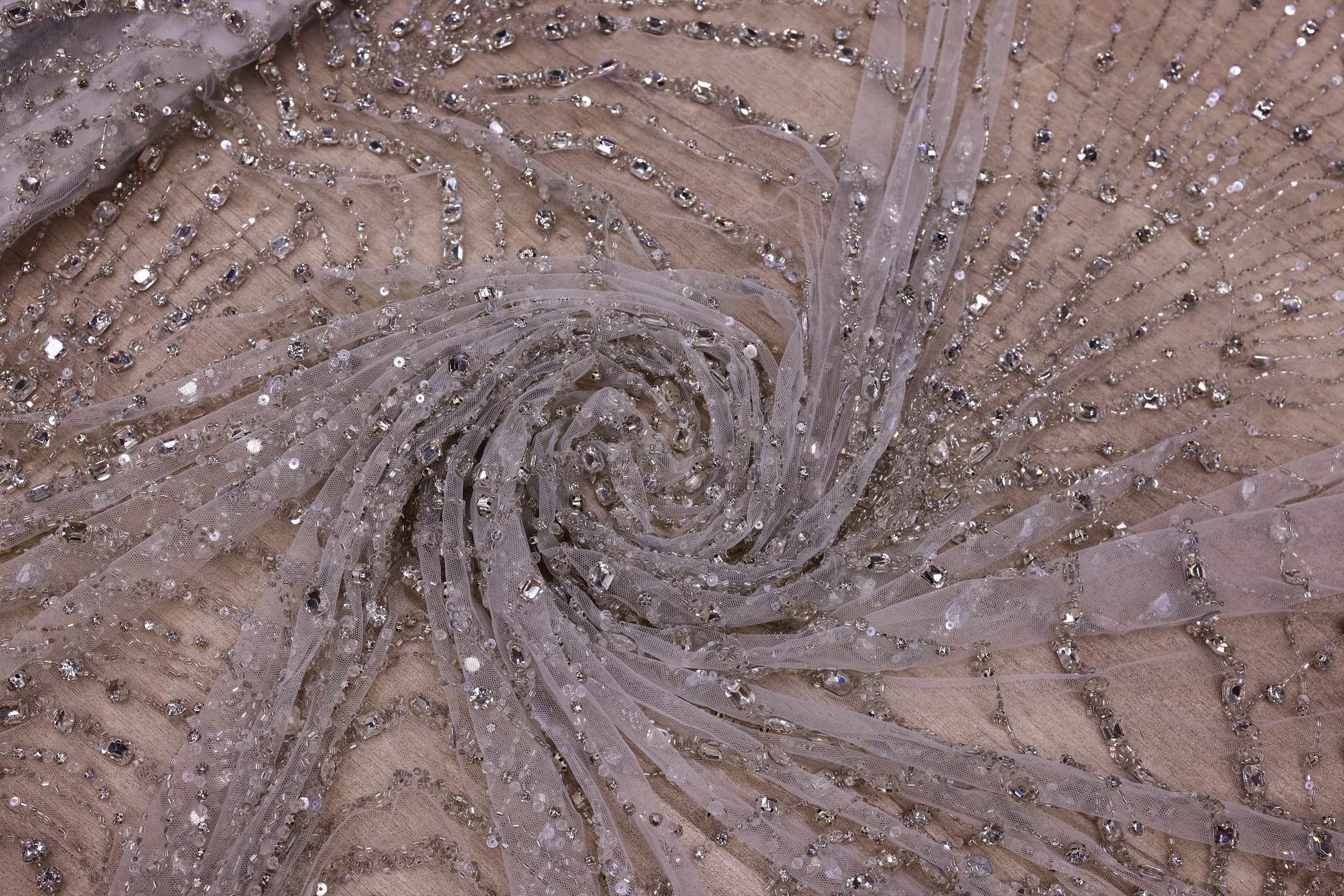 Broderie de lux tip dantela lucrata manual cu crystale C59 - Alb Ivory