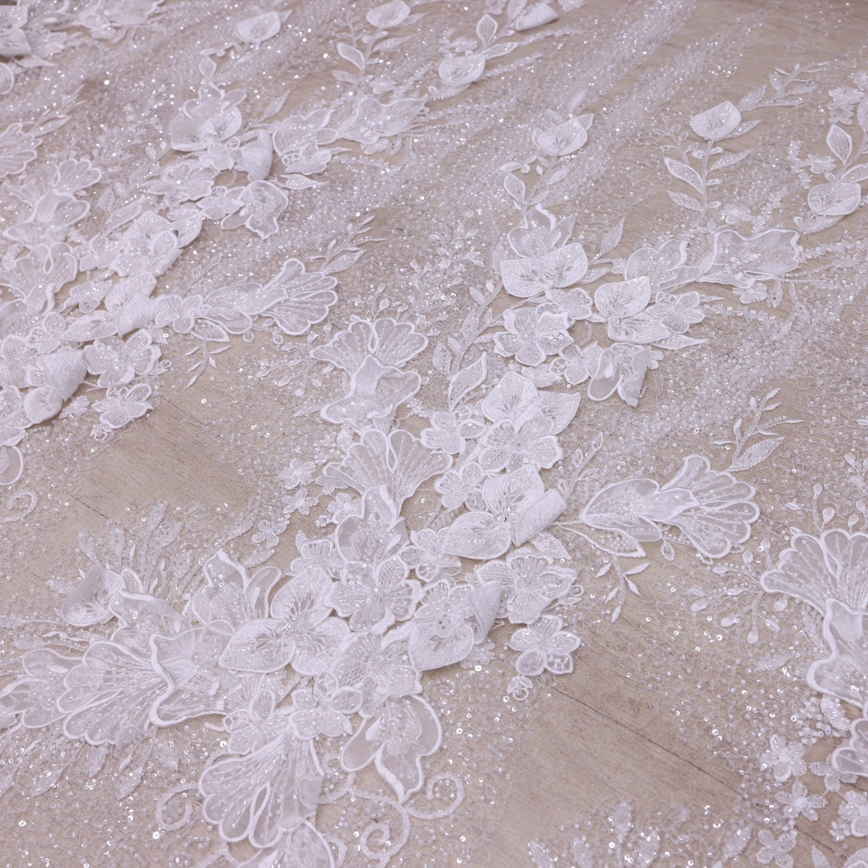 Broderie de lux tip dantela cu strasuri/pietre pretioase  B91 - Alb.