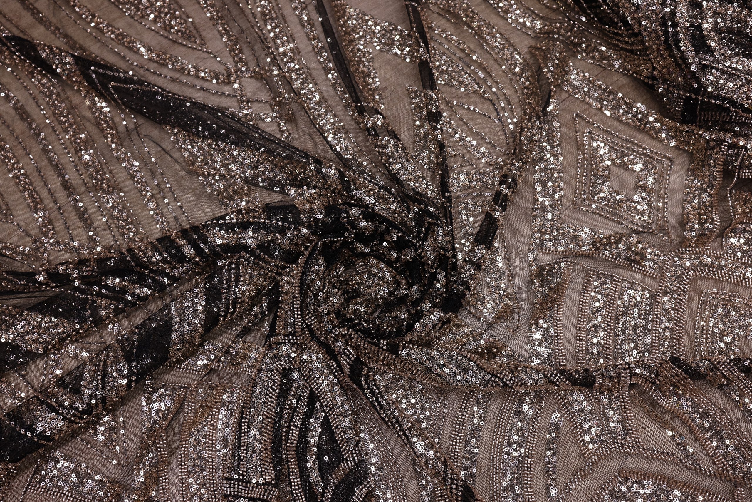 Broderie de lux tip dantela cu margele si paiete cusute manual B76 - Negru cu Auriu