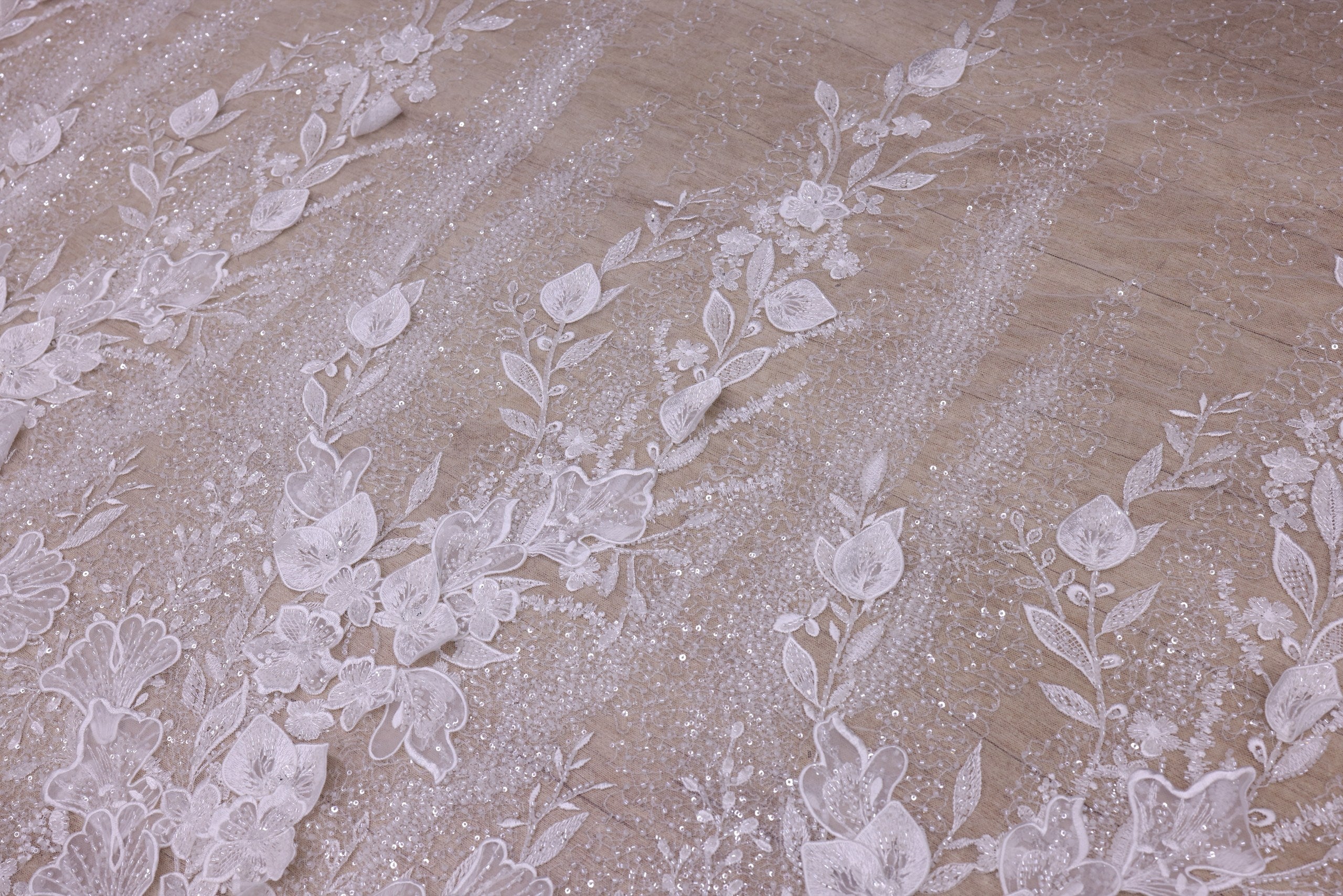 Broderie de lux tip dantela cu flori 3D, cristale aplicate manual-  B91 - Alb.