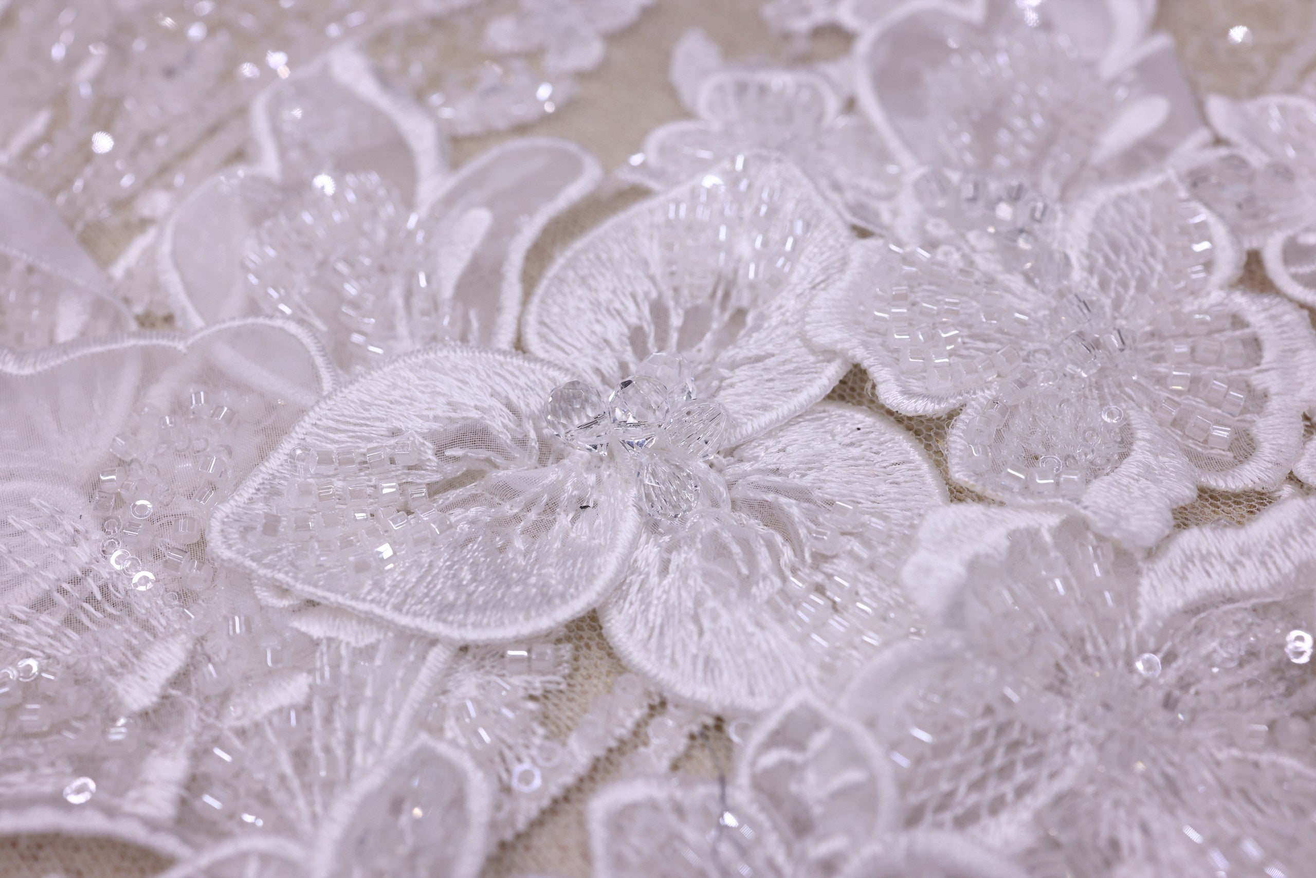 Broderie de lux tip dantela cu flori 3D, cristale aplicate manual-  B91 - Alb.