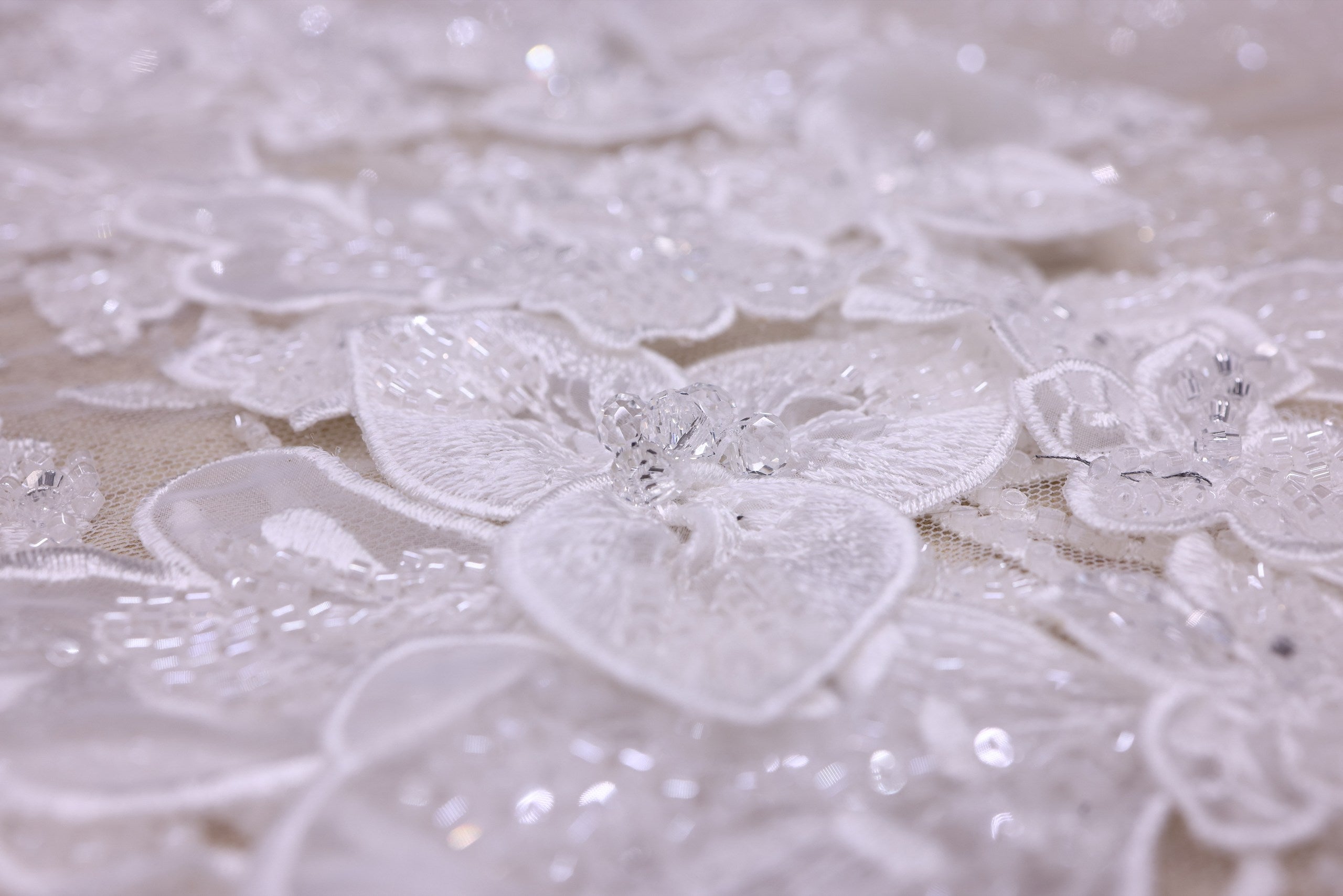 Broderie de lux tip dantela cu flori 3D, cristale aplicate manual-  B91 - Alb.