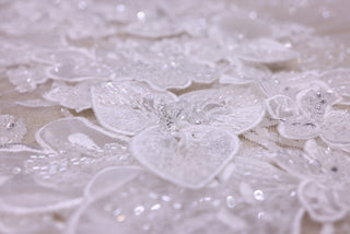 Broderie de lux tip dantela cu flori 3D, cristale aplicate manual-  B91 - Alb.