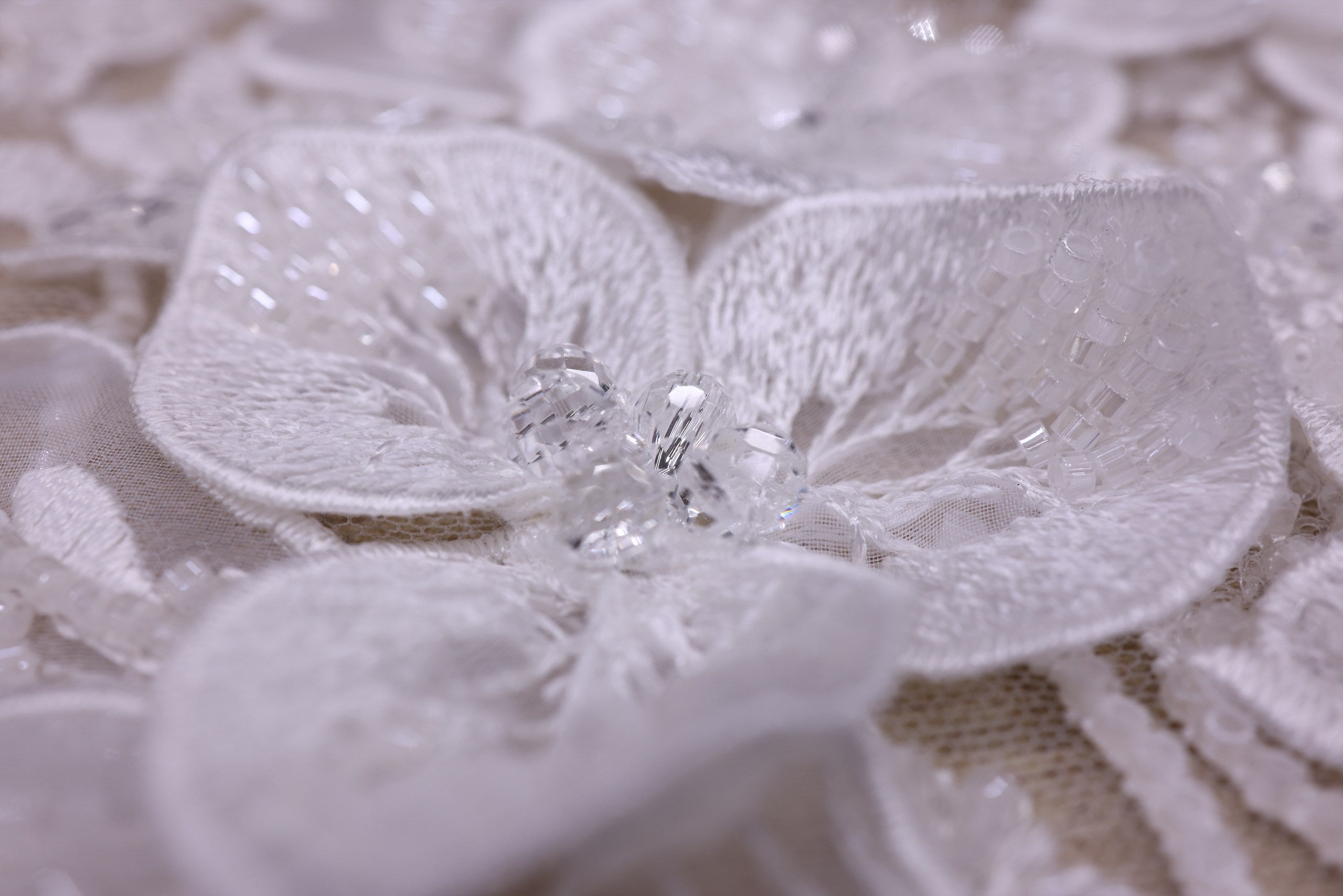 Broderie de lux tip dantela cu flori 3D, cristale aplicate manual-  B91 - Alb.