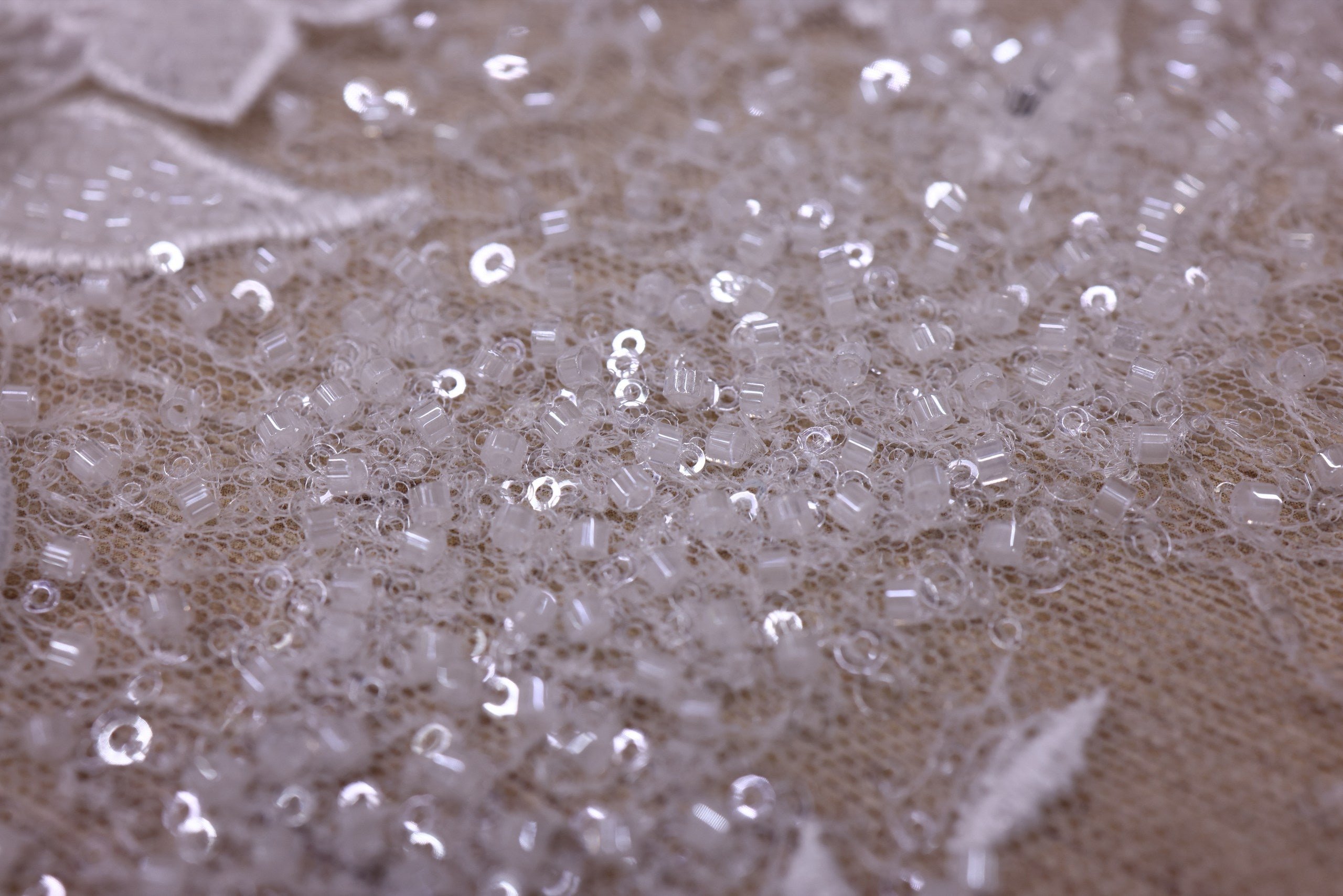 Broderie de lux tip dantela cu flori 3D, cristale aplicate manual-  B91 - Alb.
