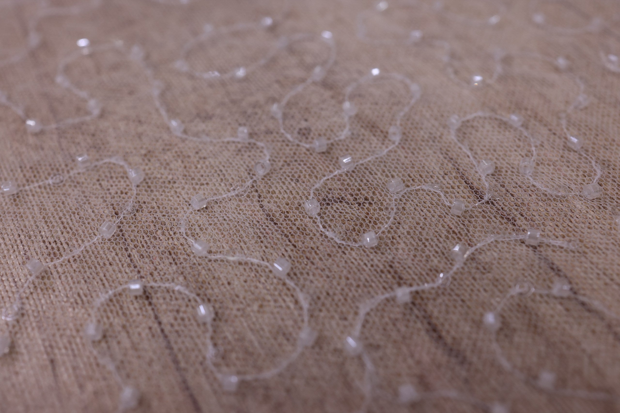 Broderie de lux tip dantela cu flori 3D, cristale aplicate manual-  B91 - Alb.