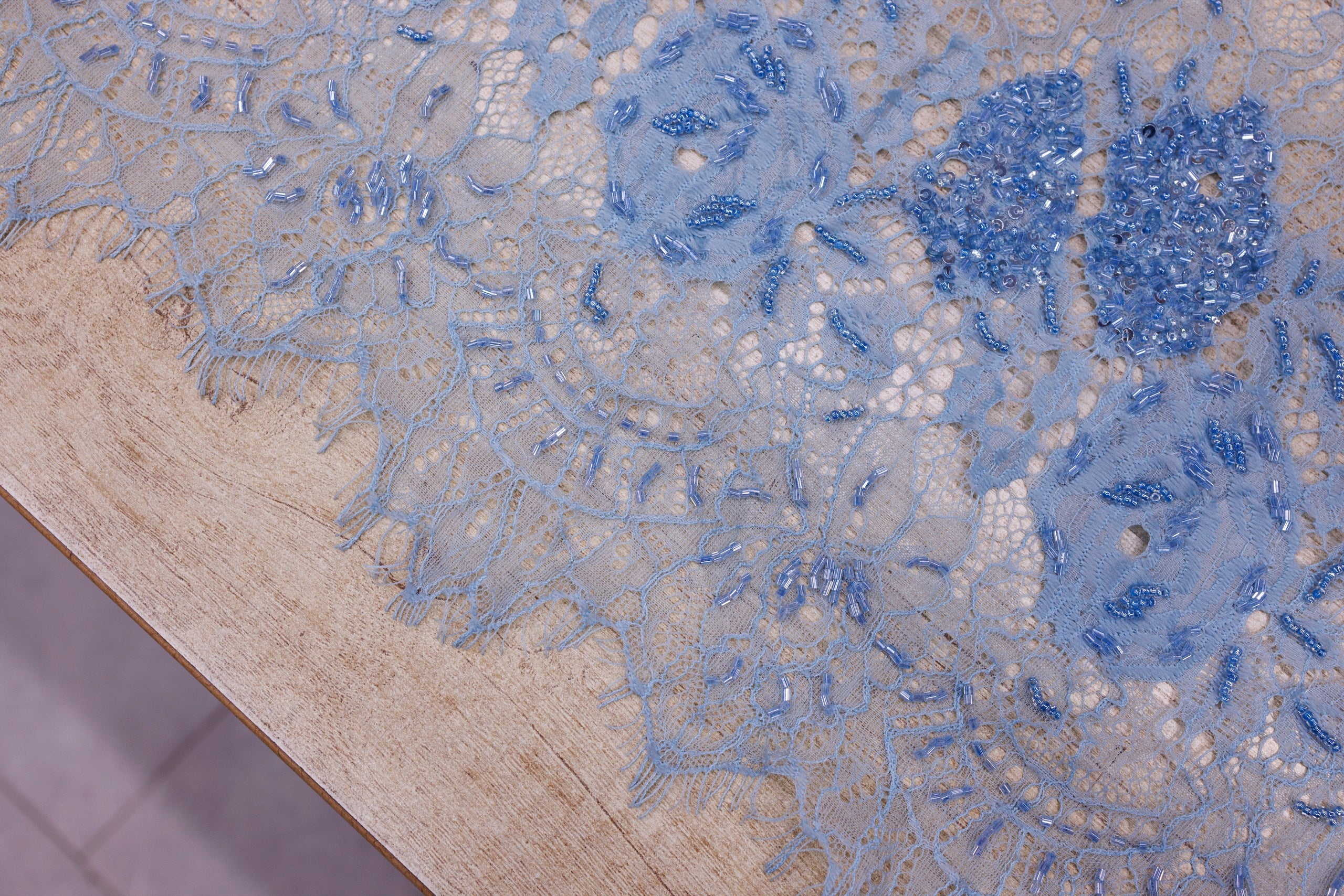 Dantelă Chantilly accesorizată manual în India D19 - Bleu
