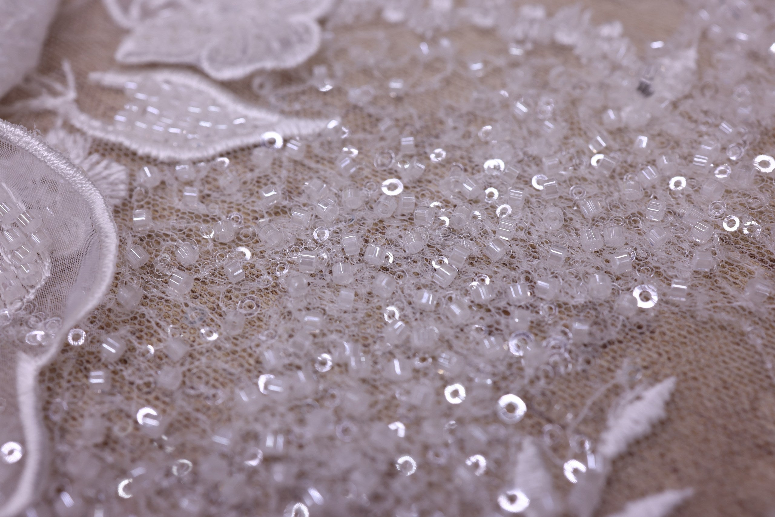 Broderie de lux tip dantela cu flori 3D, cristale aplicate manual-  B91 - Alb.