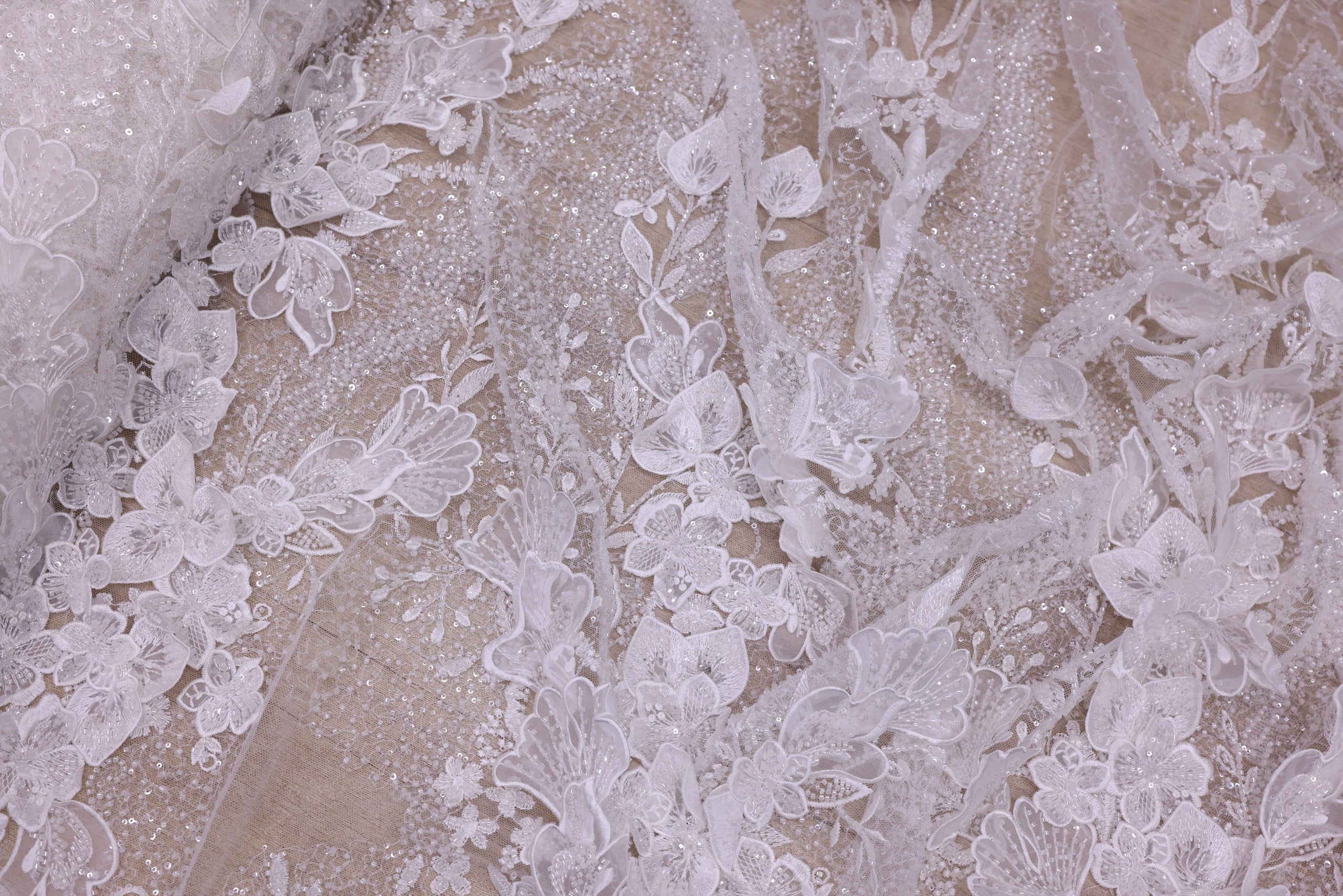 Broderie de lux tip dantela cu flori 3D, cristale aplicate manual-  B91 - Alb.