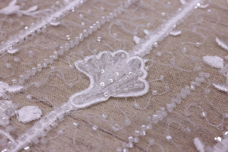 Broderie de lux tip dantela cu flori 3D, cristale cusute manual B92 - Alb.