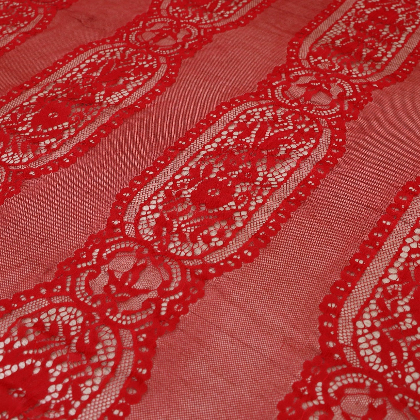 Dantela Chantilly Rosu - 114