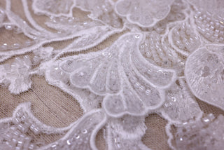 Broderie de lux tip dantela cu flori 3D, cristale cusute manual B92 - Alb.