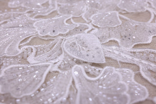 Broderie de lux tip dantela cu flori 3D, cristale cusute manual B92 - Alb.