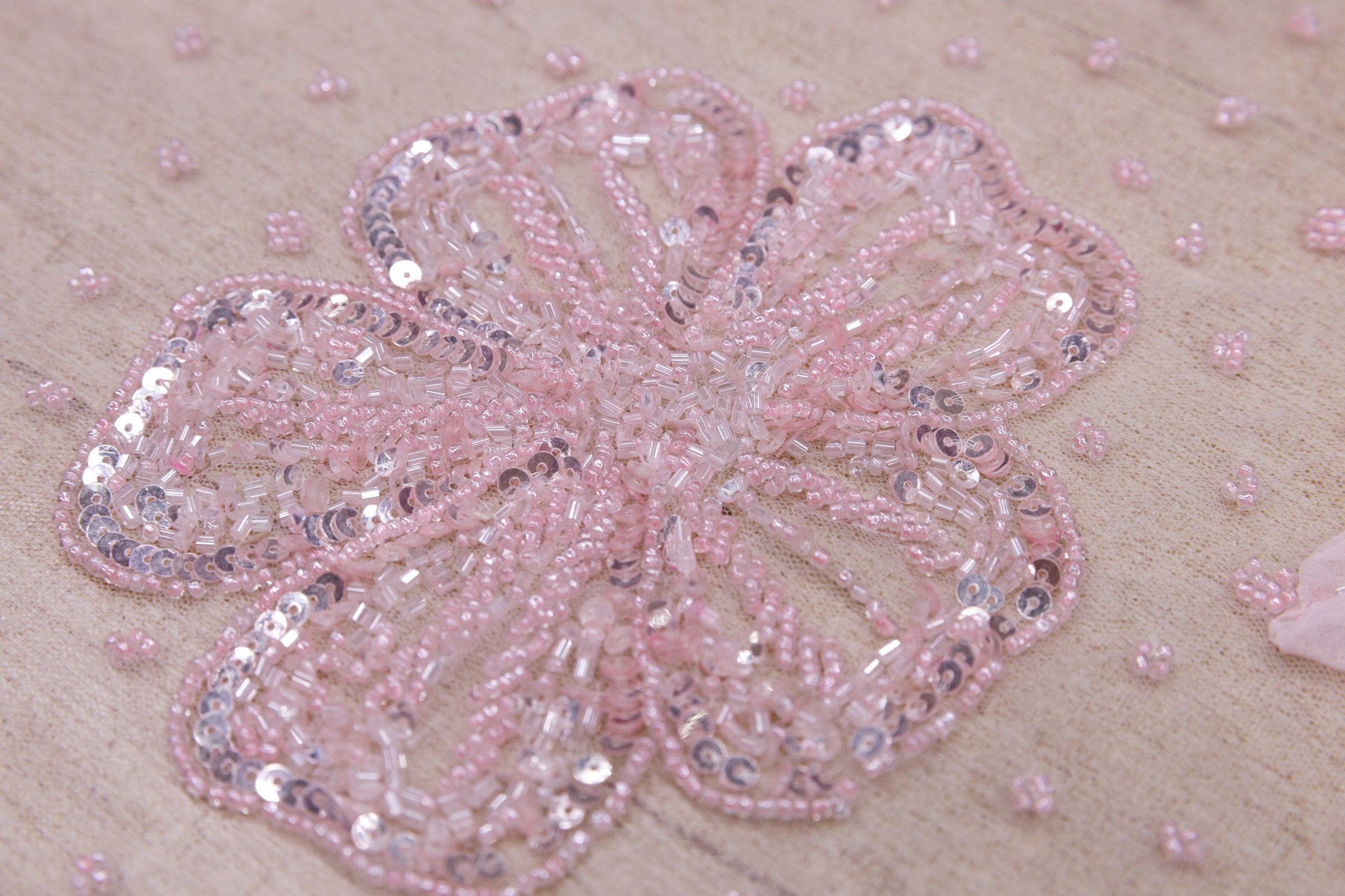 Broderie de lux tip dantela lucrata manual cu flori 3D D54 - Roz