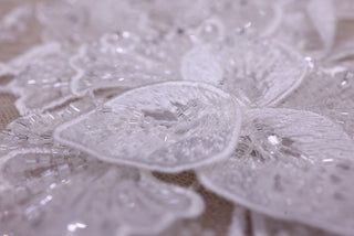 Broderie de lux tip dantela cu flori 3D, cristale cusute manual B92 - Alb.