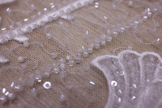 Broderie de lux tip dantela cu flori 3D, cristale cusute manual B92 - Alb.