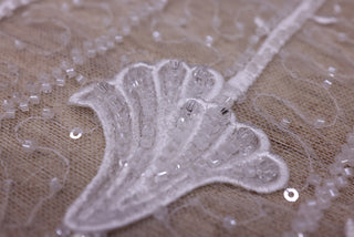 Broderie de lux tip dantela cu flori 3D, cristale cusute manual B92 - Alb.